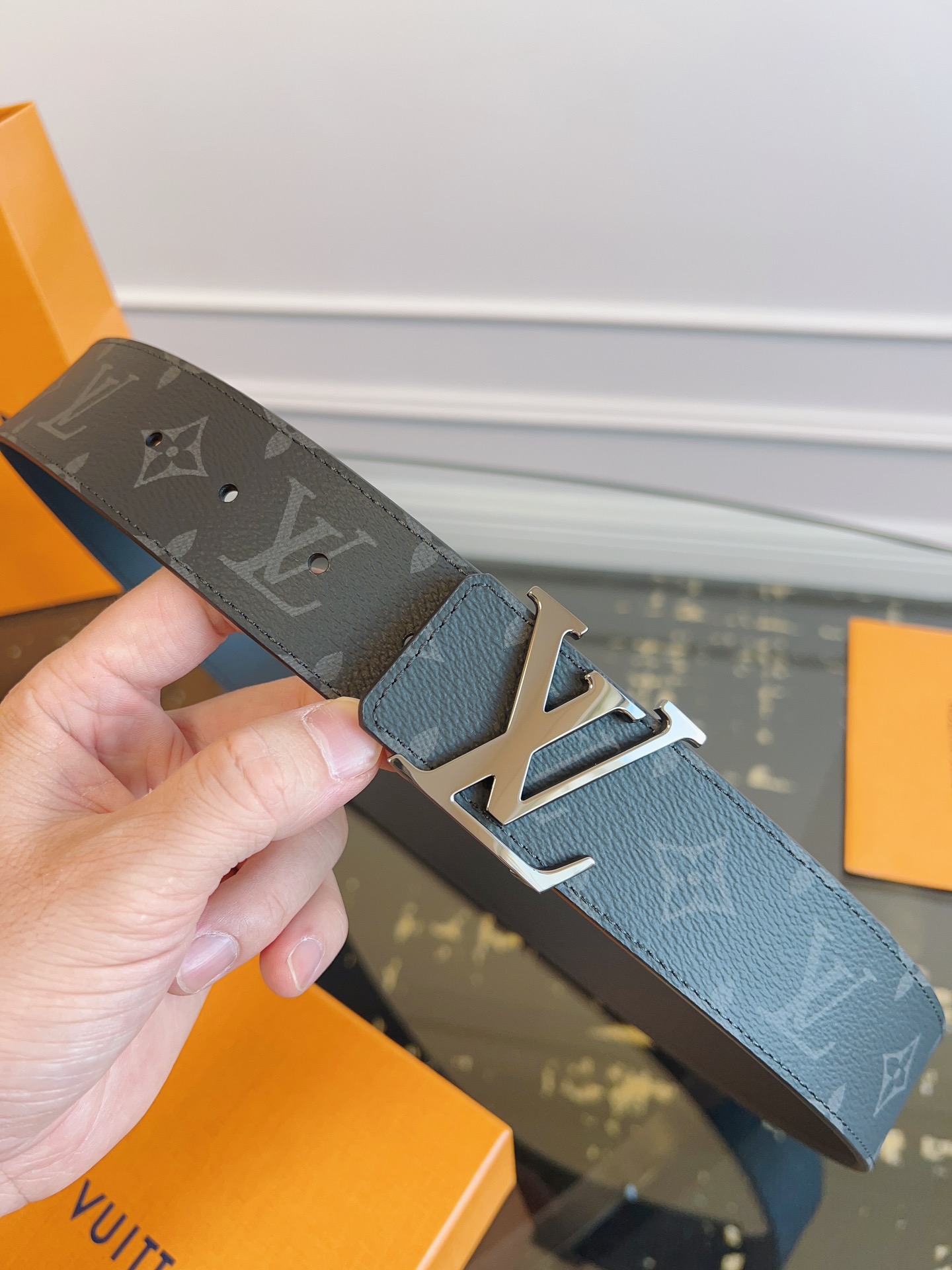   LOUlS Vuitton〖路易威登〗男士腰带 带身采用进口面料老花黑色 配进口牛皮底 搭配字母扣 