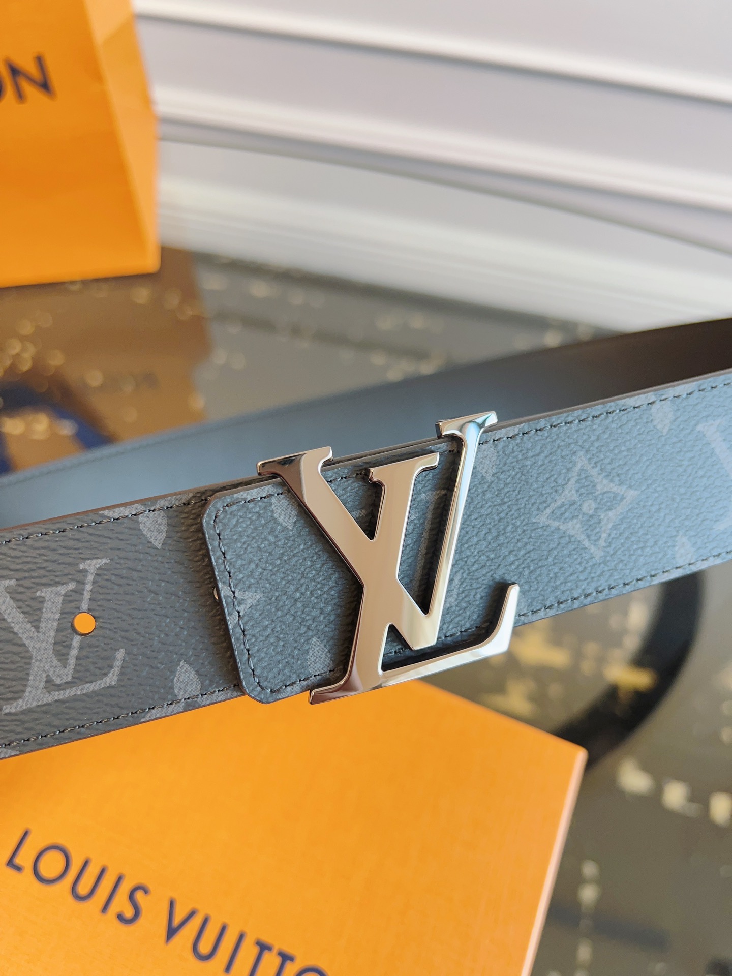   LOUlS Vuitton〖路易威登〗男士腰带 带身采用进口面料老花黑色 配进口牛皮底 搭配字母扣 