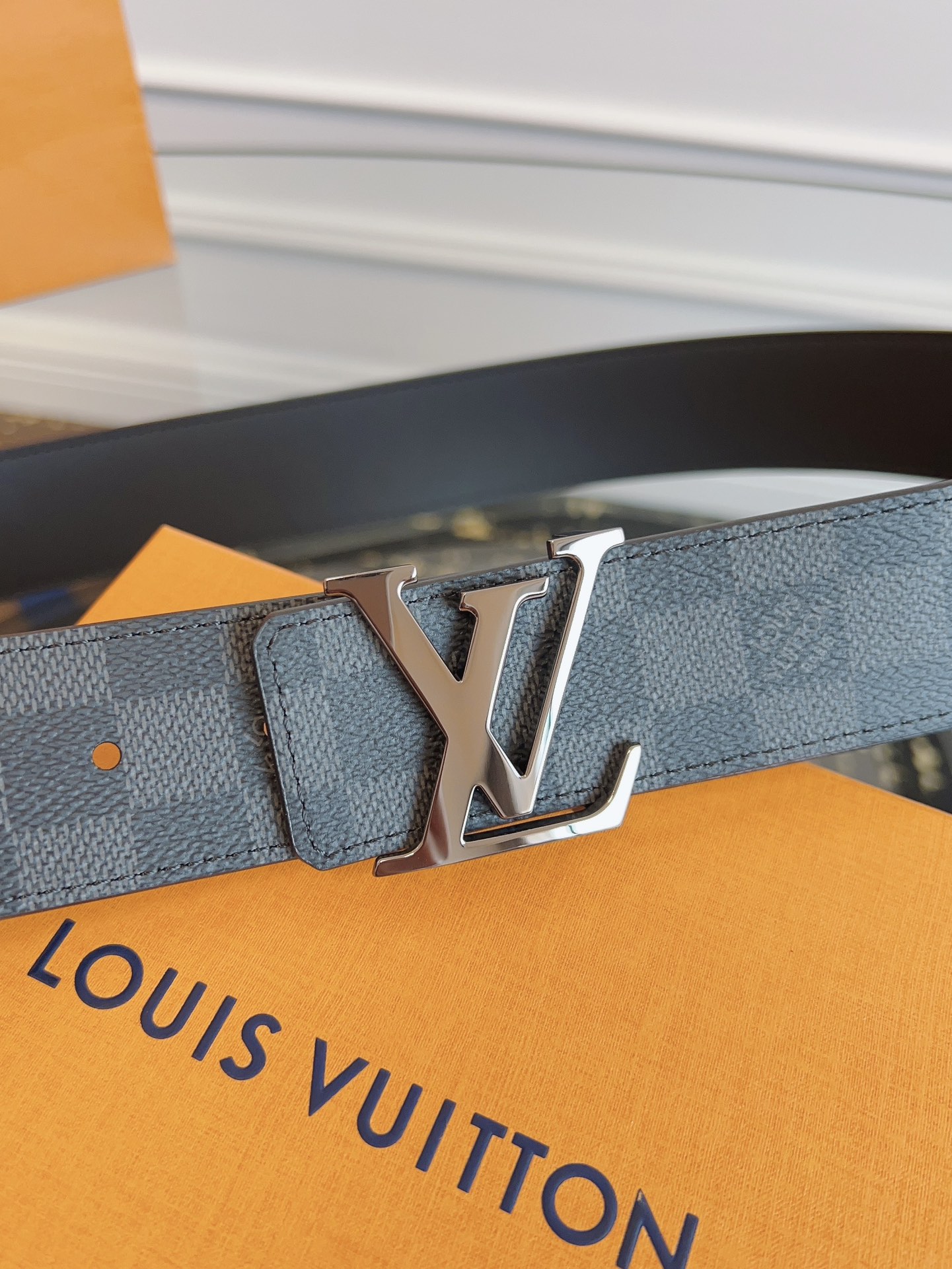  LOUlS Vuitton〖路易威登〗男士腰带 带身采用进口面料棋盘格黑色 配进口牛皮底 搭配字母扣 