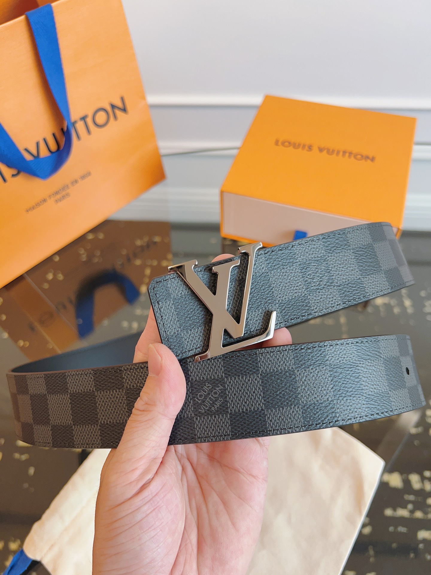  LOUlS Vuitton〖路易威登〗男士腰带 带身采用进口面料棋盘格黑色 配进口牛皮底 搭配字母扣 
