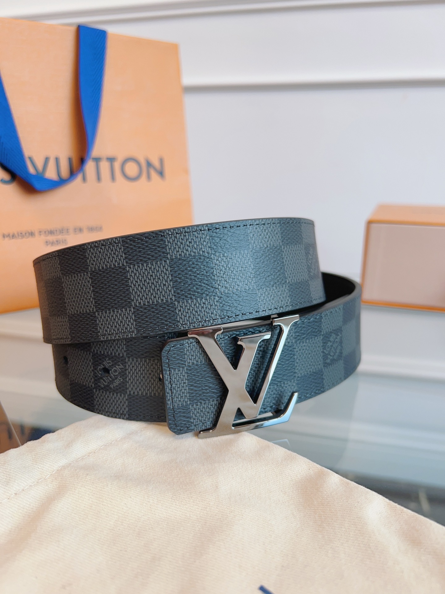  LOUlS Vuitton〖路易威登〗男士腰带 带身采用进口面料棋盘格黑色 配进口牛皮底 搭配字母扣 