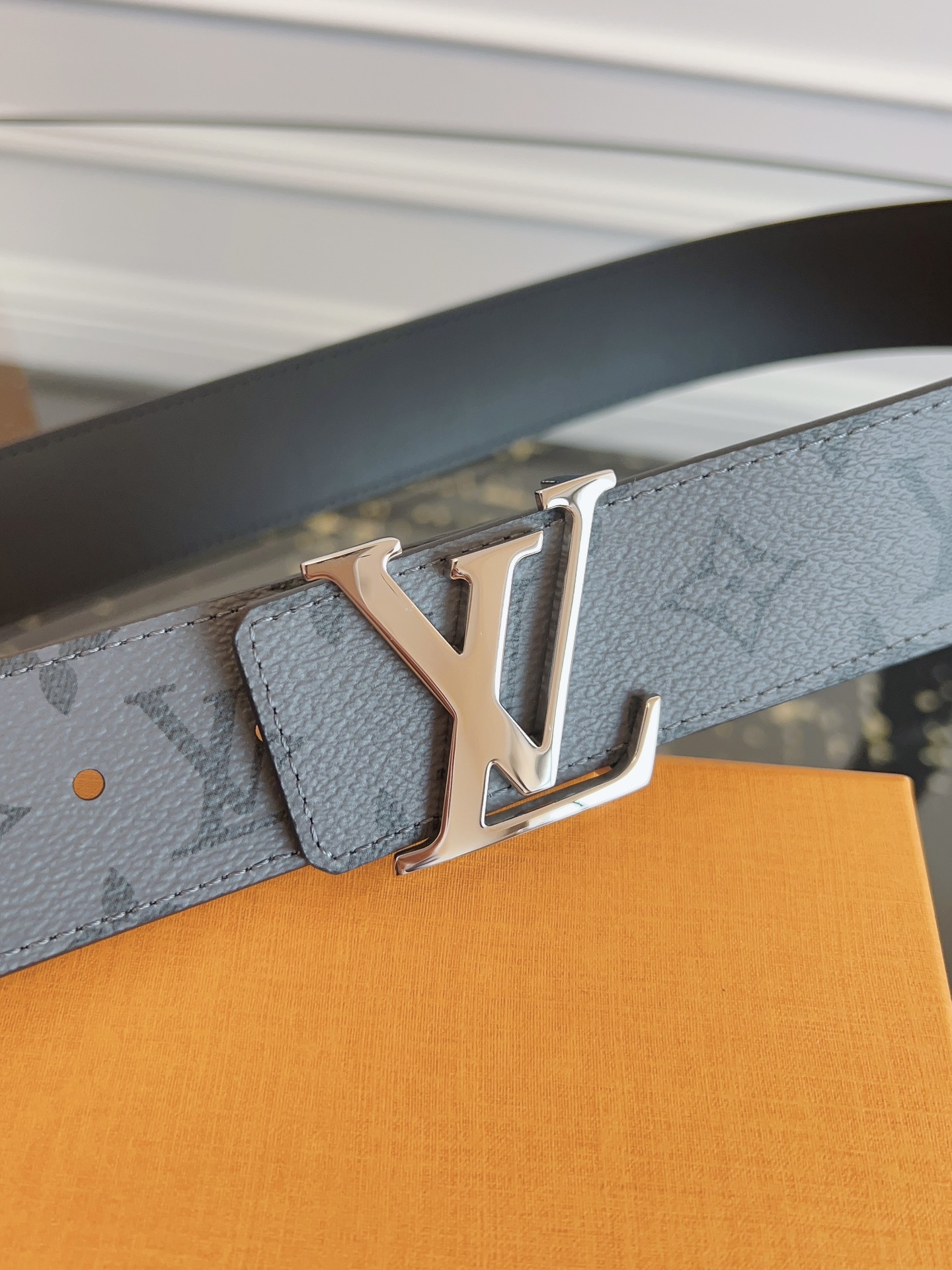   LOUlS Vuitton〖路易威登〗男士腰带 带身采用进口面料老花灰色 配进口牛皮底 搭配字母扣 
