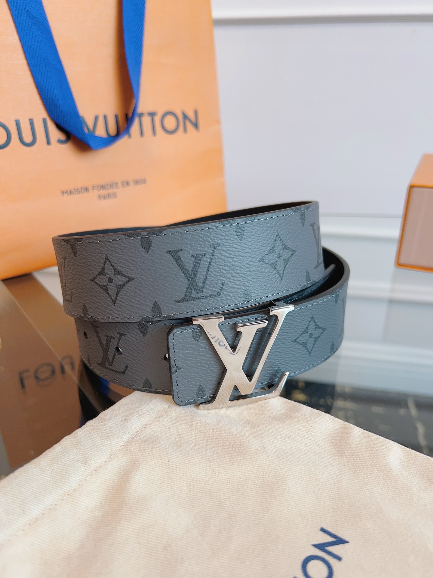   LOUlS Vuitton〖路易威登〗男士腰带 带身采用进口面料老花灰色 配进口牛皮底 搭配字母扣 