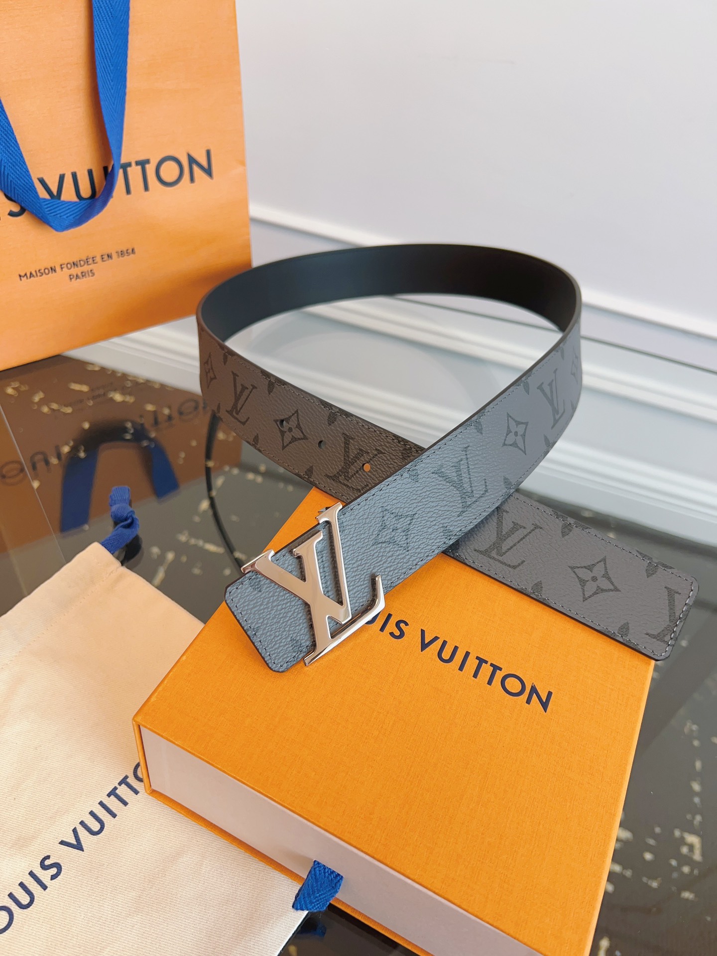   LOUlS Vuitton〖路易威登〗男士腰带 带身采用进口面料老花灰色 配进口牛皮底 搭配字母扣 
