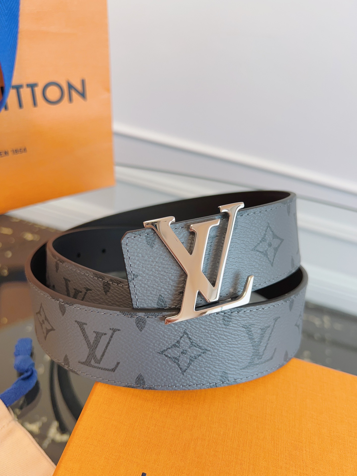  LOUlS Vuitton〖路易威登〗男士腰带 带身采用进口面料老花灰色 配进口牛皮底 搭配字母扣 