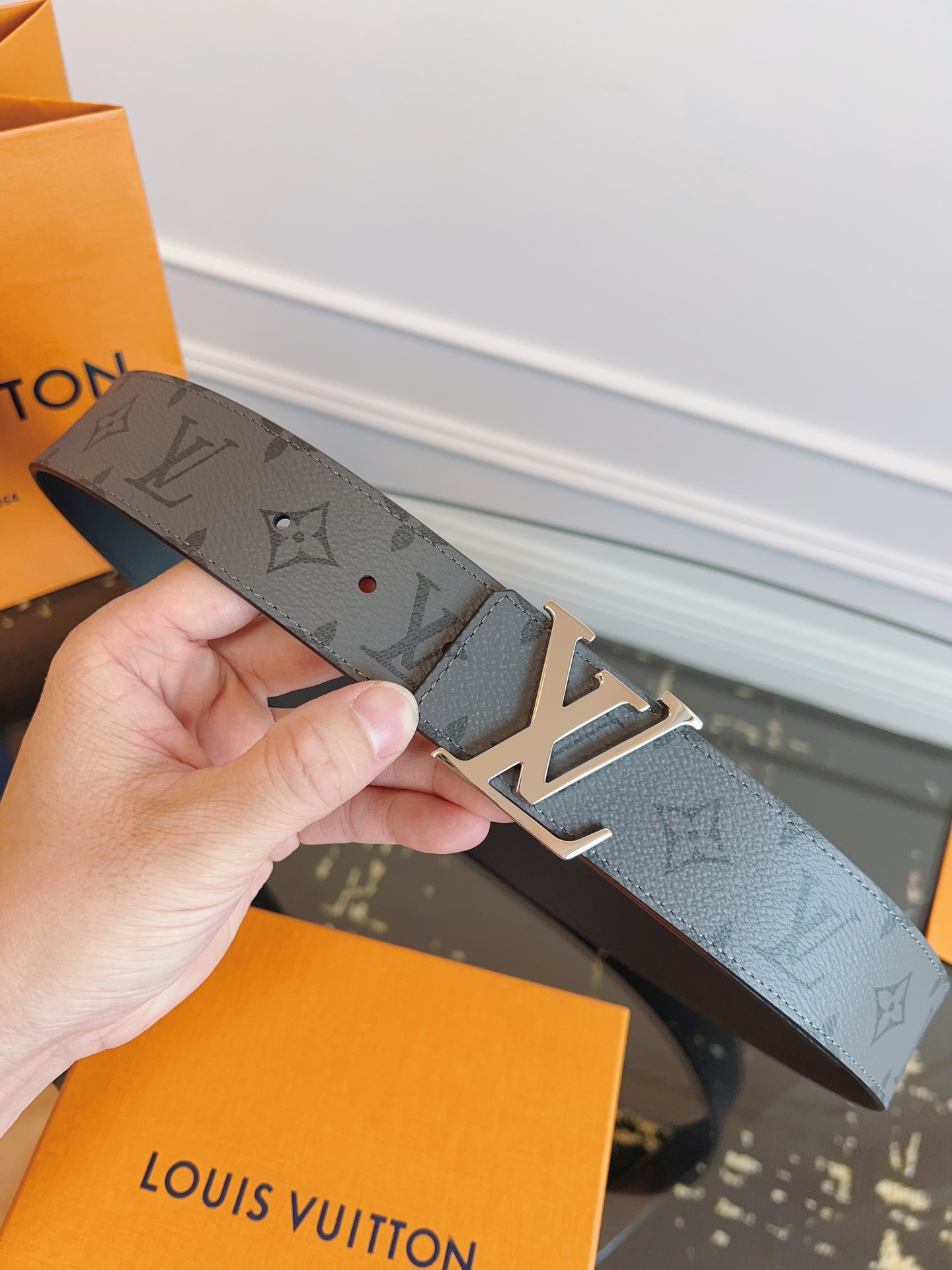  LOUlS Vuitton〖路易威登〗男士腰带 带身采用进口面料老花灰色 配进口牛皮底 搭配字母扣 