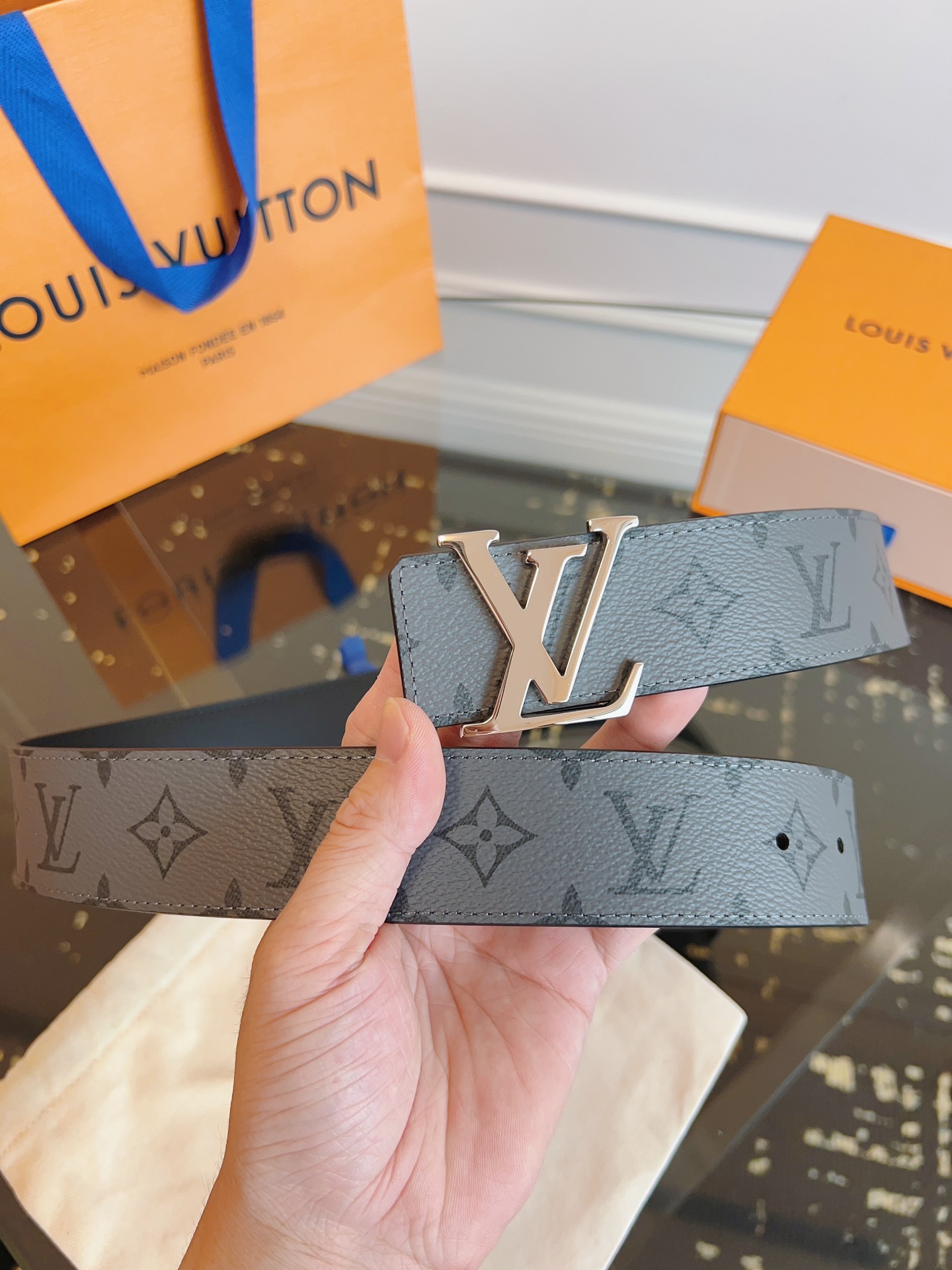   LOUlS Vuitton〖路易威登〗男士腰带 带身采用进口面料老花灰色 配进口牛皮底 搭配字母扣 