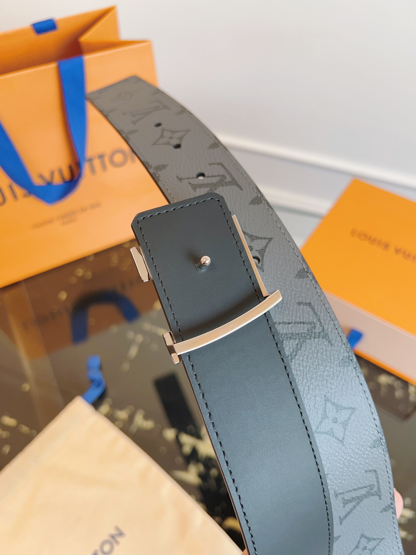   LOUlS Vuitton〖路易威登〗男士腰带 带身采用进口面料老花灰色 配进口牛皮底 搭配字母扣 