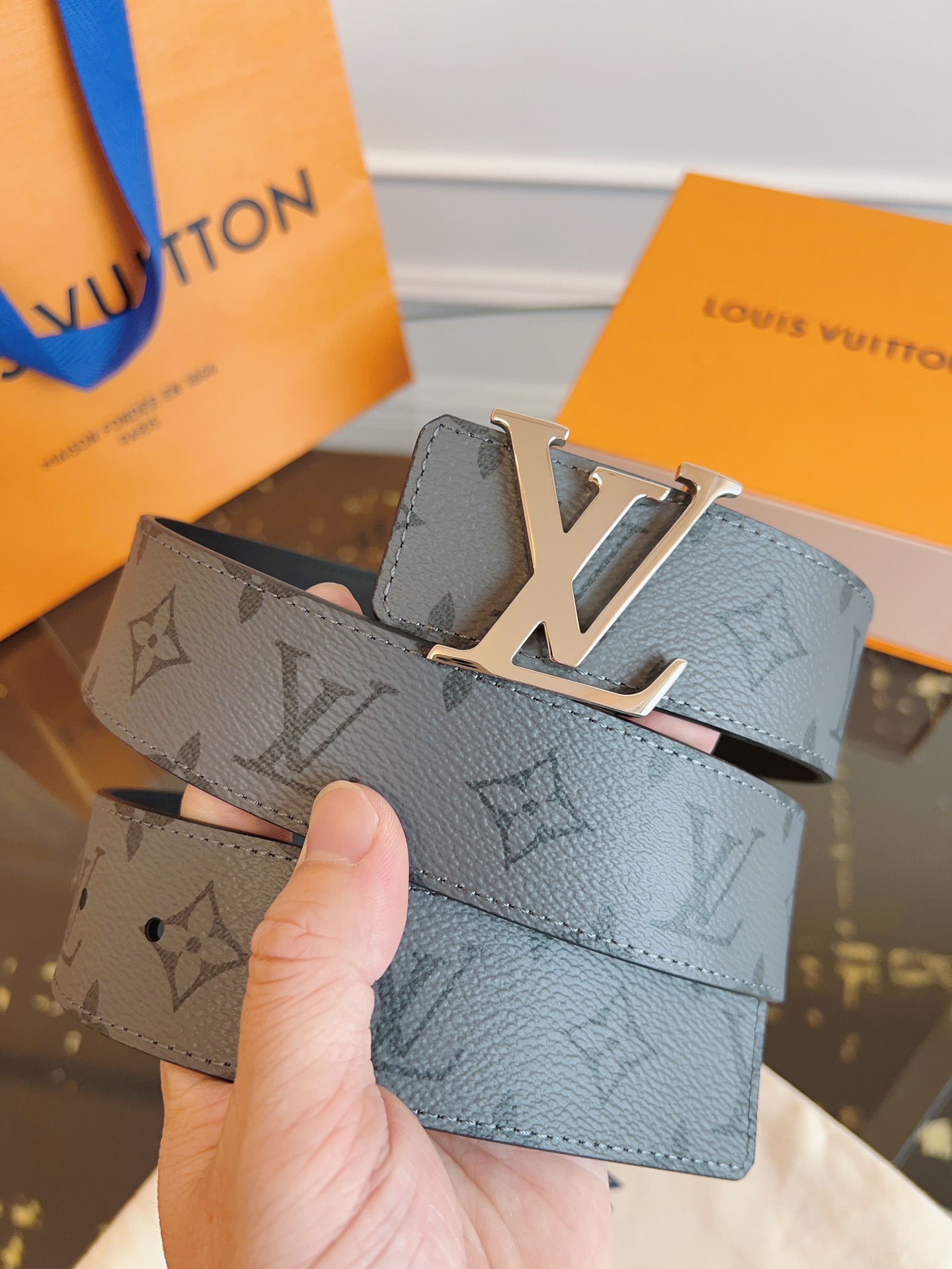   LOUlS Vuitton〖路易威登〗男士腰带 带身采用进口面料老花灰色 配进口牛皮底 搭配字母扣 