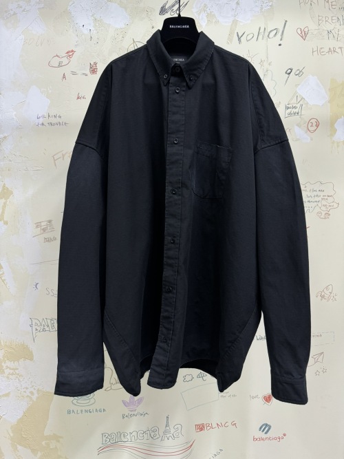Balenciaga Overhemd met Ruitpatroon en Verweerde Details - Unisex 1 Balenciaga Overhemd met Ruitpatroon en Verweerde Details - Unisex