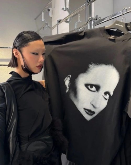 Balenciaga x Mina Limited Edition Muziek T-shirt met NFC Chip - Unisex 1 Balenciaga x Mina Limited Edition Muziek T-shirt met NFC Chip - Unisex
