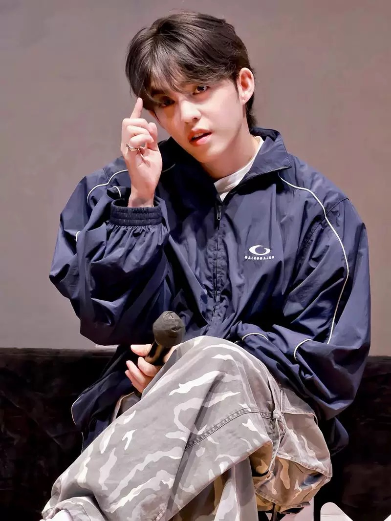Balenciaga Nylon Windbreaker Jacket - Relaxed Fit, Embroidered Logo 3 i1737214001669 8447 0 1