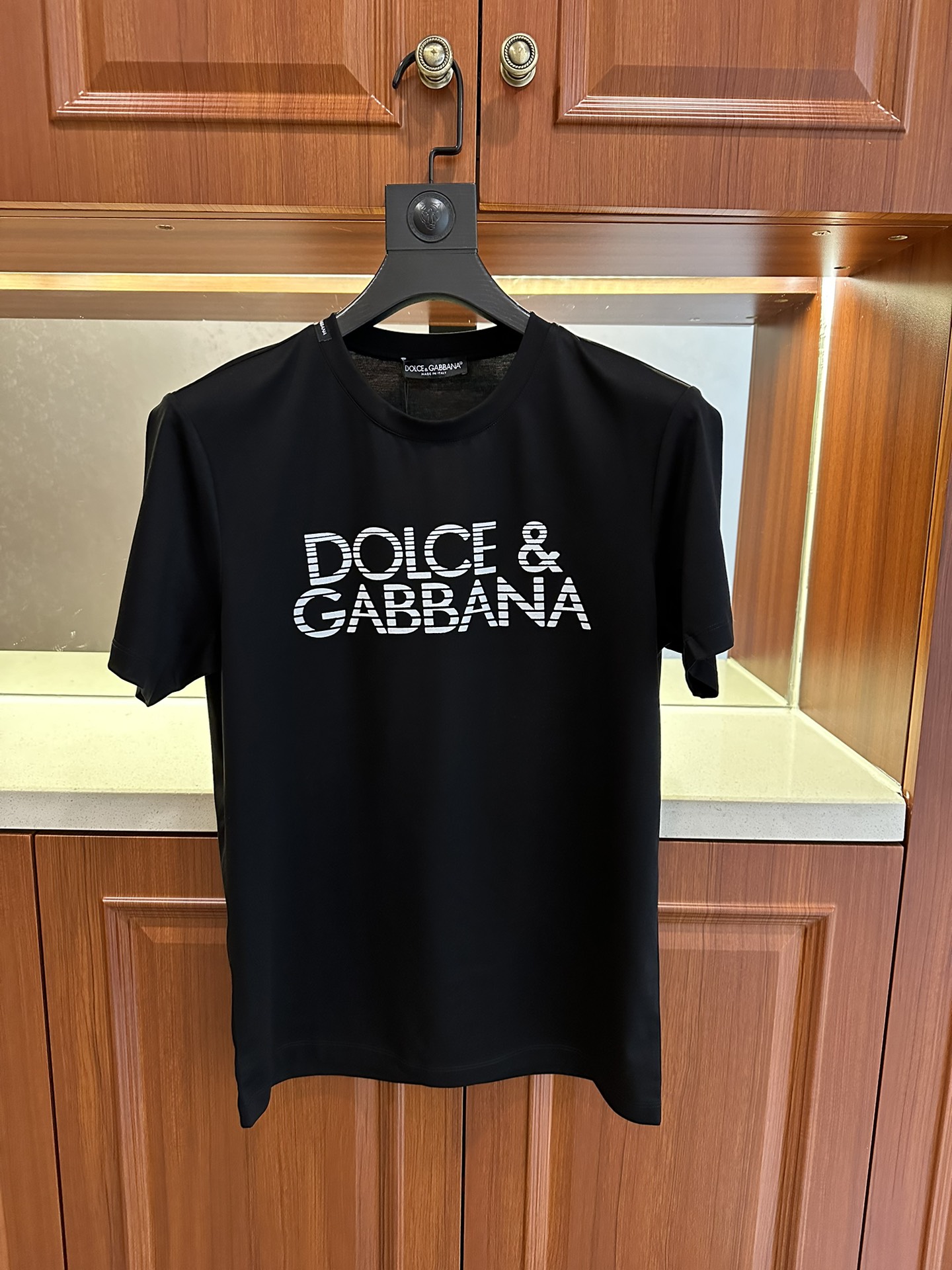 D&G杜嘉班纳2024年专柜同款同步上新圆领T恤采用客供双丝光面料胸前品牌字母logo图案标志采用植绒材