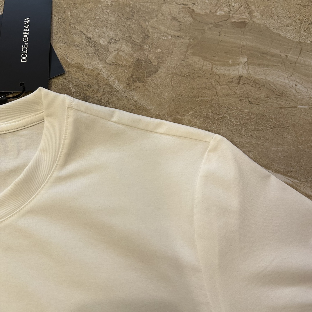 D&G杜嘉班纳2024年专柜同款同步上新圆领T恤采用客供双丝光面料胸前品牌字母logo图案标志采用植绒材