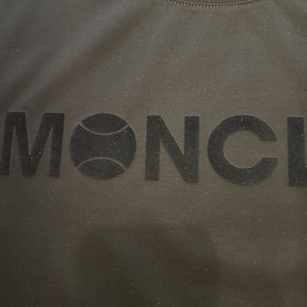 Mon*cler蒙口2024年专柜同款同步上新圆领T恤采用客供双丝光面料胸前品牌字母logo图案标志采用