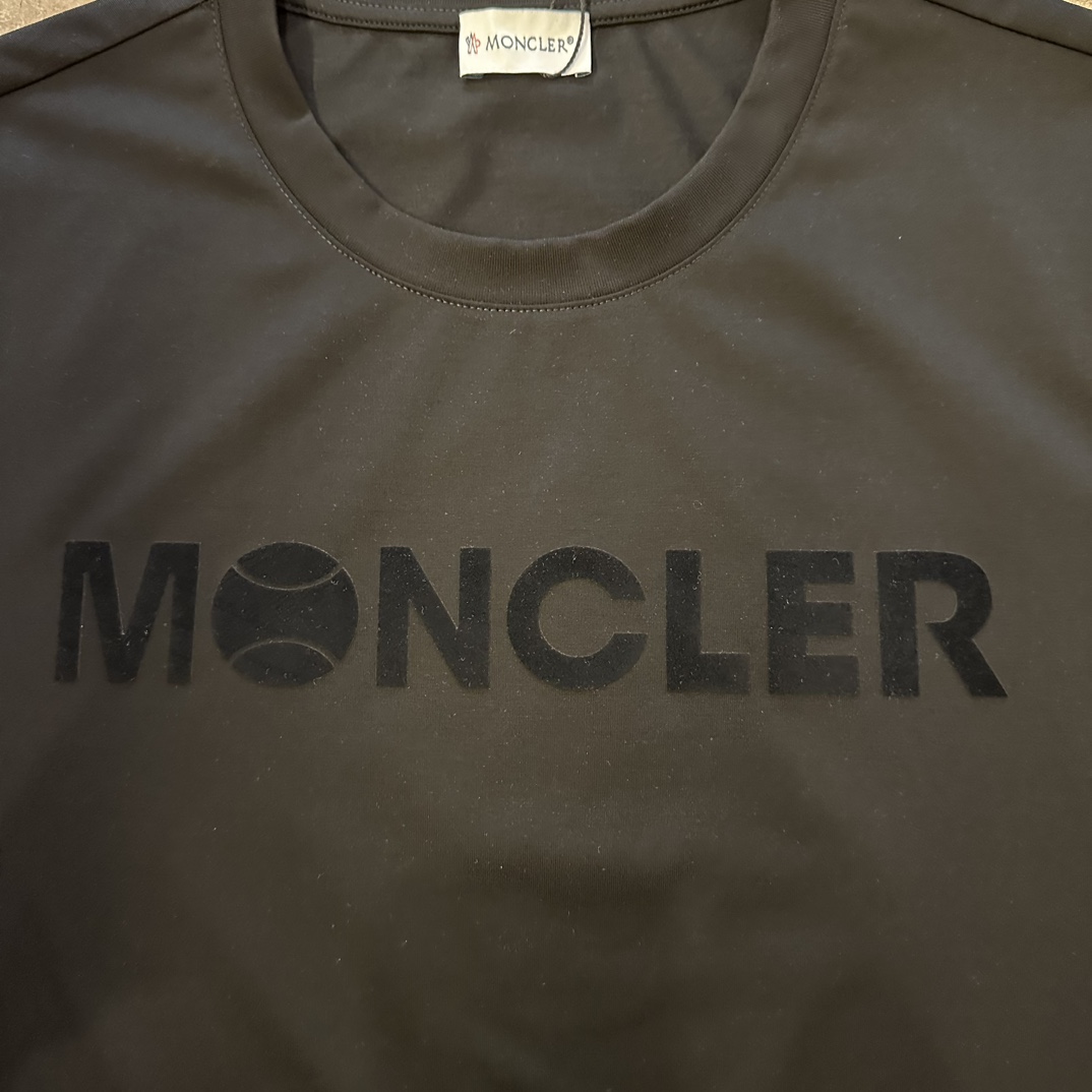 Mon*cler蒙口2024年专柜同款同步上新圆领T恤采用客供双丝光面料胸前品牌字母logo图案标志采用