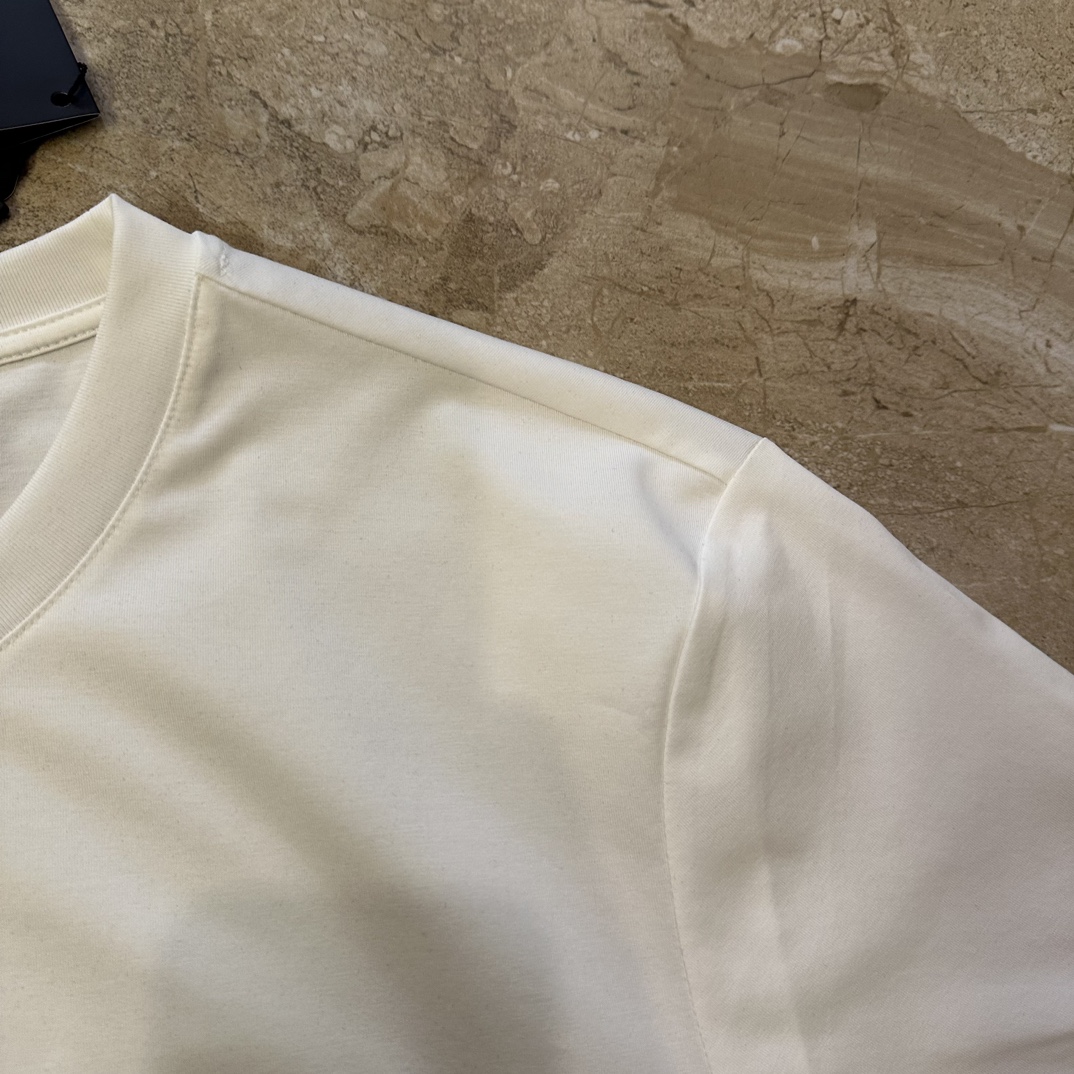 D*G2024年春夏同步上新圆领T恤采用客供双丝光面料胸前国王王后配以麦穗图案采用进口3D数码印花工艺构