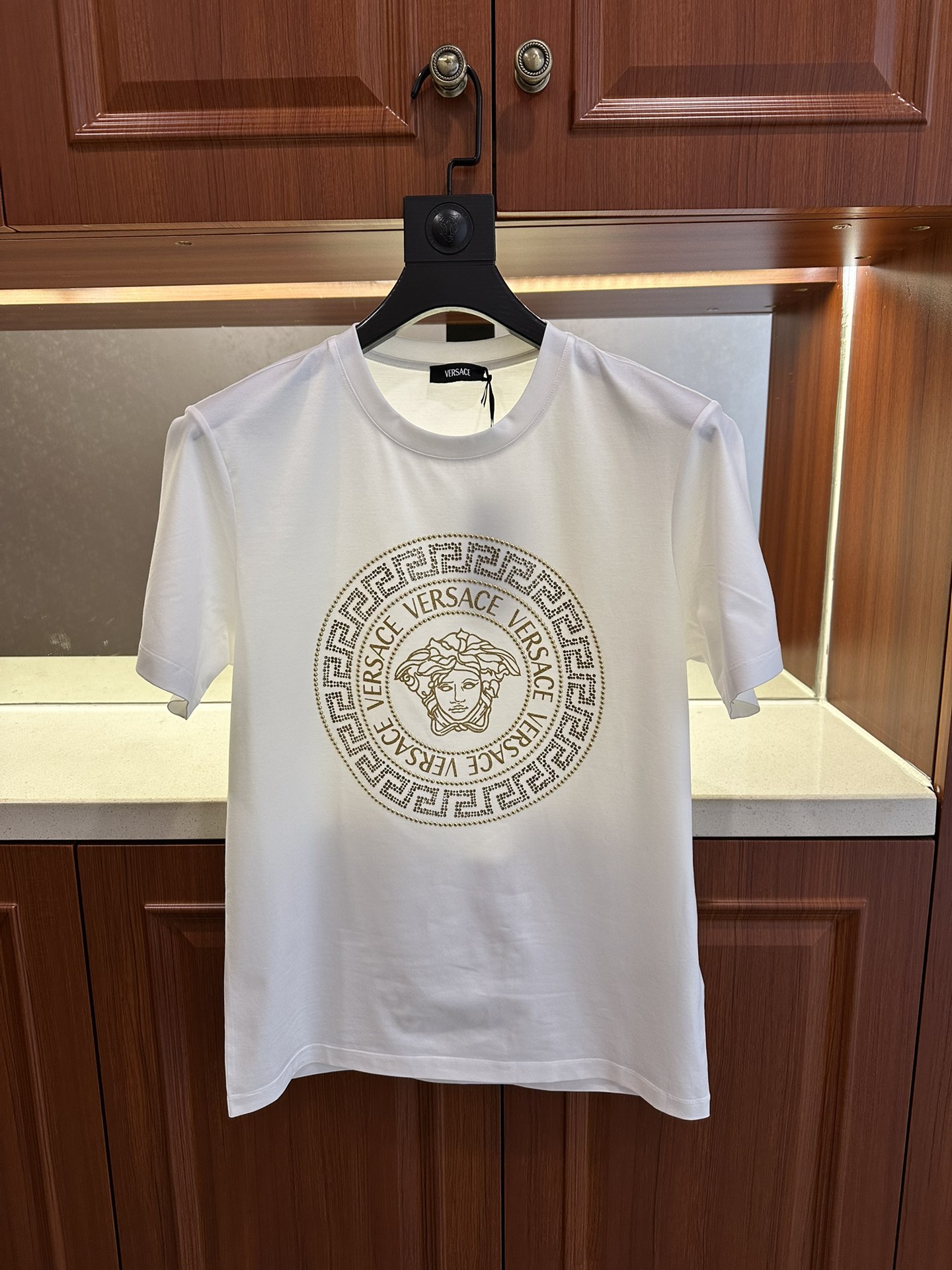 NO:471670,Fanjia's new spring and summer 2025 new styles are simultaneously on the same style. It uses a new round neck short-sleeved T-shirt with customer-supplied double mercerized fabric. The Queen Medusa pattern on the chest is composed of imported Middle Eastern diamonds to highlight the brand characteristics. The craftsmanship is exquisite and the quality is exquisite, the feel is soft, comfortable and breathable, fashionable and trendy, the details are consistent with ZP, the three standards are complete, and the must-have items for trendy men. Those who know the goods are welcome to compare the counter. Size M~4XL, white, black.,,T-shirt,tees,t-shirt,alexander wang19860909范家2025春夏新款同款同步上新圆领短袖T恤.采用客供双丝光面料,胸前美杜莎女王图案采用进口中东钻构成图案彰显品牌特征,工艺精湛质量考究,手感柔软舒适透气,时尚潮流,细节与ZP一致,三标齐全,潮男必备单品,懂货的来欢迎对比专柜 .尺码M~4XL,白色,黑色.,,T-shirt,tees，t-shirt,alexander wang,Men's clothing