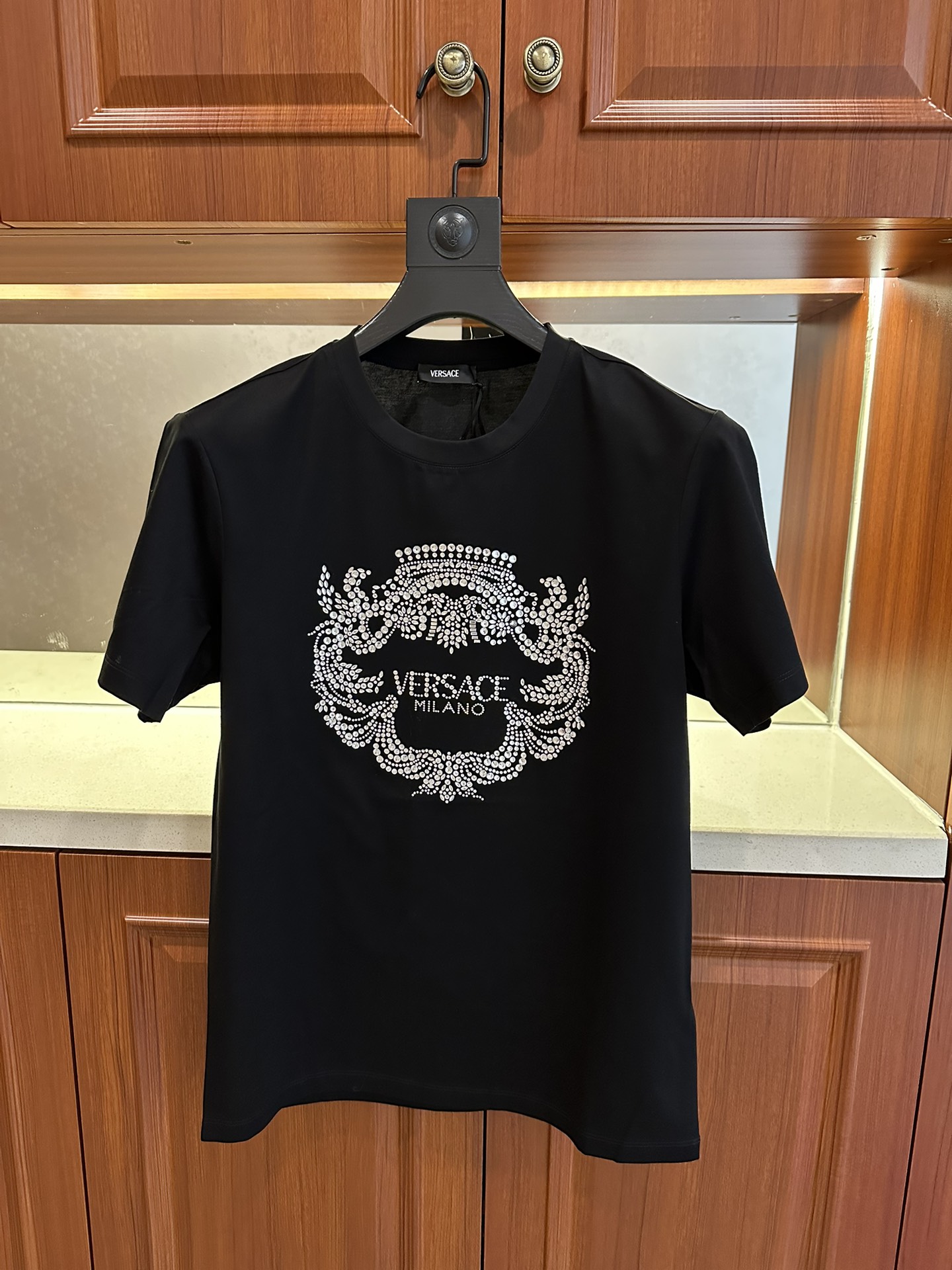 NO:518673,The same style of Fanjia's 2025 spring and summer official website has a new round neck short-sleeved T-shirt. It uses customer-supplied double mercerized fabric, and the chest is equipped with floral patterns. The brand letter logo is composed of imported Middle East diamond high-temperature ironing technology to highlight the brand's luxury. It is consistent with ZP and is not replicated by a small factory. The craftsmanship is exquisite and exquisite, the feel is soft, comfortable and breathable, fashionable and trendy, the details are consistent with ZP, and the three standards are complete, and the must-have items for trendy men. The reverse hand washing, size M~4XL, T-shirt,tees, t-shirt, alexander wang19860909范家2025年春夏官网同款同步上新圆领短袖T恤.采用客供双丝光面料,胸前配以花卉图案品牌字母logo采用进口中东钻高温烫钻工艺构成彰显品牌奢华,与ZP一致不是小厂能复刻的.工艺精湛质量考究,手感柔软舒适透气,时尚潮流,细节与ZP一致,三标齐全,潮男必备单品.反面手洗洗涤,尺码M~4XL,,T-shirt,tees，t-shirt,alexander wang,Men's clothing