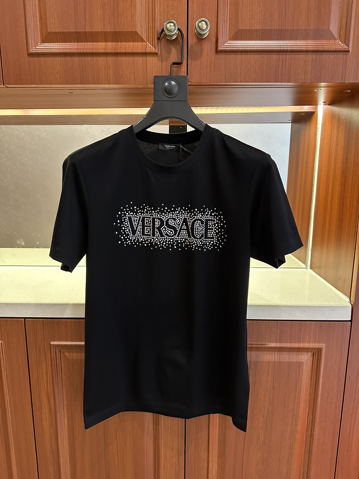 NO:518680,The same style of Fanjia's 2025 spring and summer official website has a new round neck short-sleeved T-shirt. It uses customer-supplied double mercerized fabric, and the chest is equipped with brand letter logo pattern and imported Middle East diamond high-temperature ironing process to highlight the brand luxury. It is consistent with ZP and is not replicated by a small factory. The craftsmanship is exquisite and exquisite, the feel is soft, comfortable and breathable, fashionable and trendy, the details are consistent with ZP, and the three standards are complete, and the must-have items for trendy men. Reverse hand washing, size M~4XL, T-shirt,tees, t-shirt, alexander wang19860909范家2025年春夏官网同款同步上新圆领短袖T恤.采用客供双丝光面料,胸前配以品牌字母logo图案采用进口中东钻高温烫钻工艺构成彰显品牌奢华,与ZP一致不是小厂能复刻的.工艺精湛质量考究,手感柔软舒适透气,时尚潮流,细节与ZP一致,三标齐全,潮男必备单品.反面手洗洗涤,尺码M~4XL,,T-shirt,tees，t-shirt,alexander wang,Men's clothing