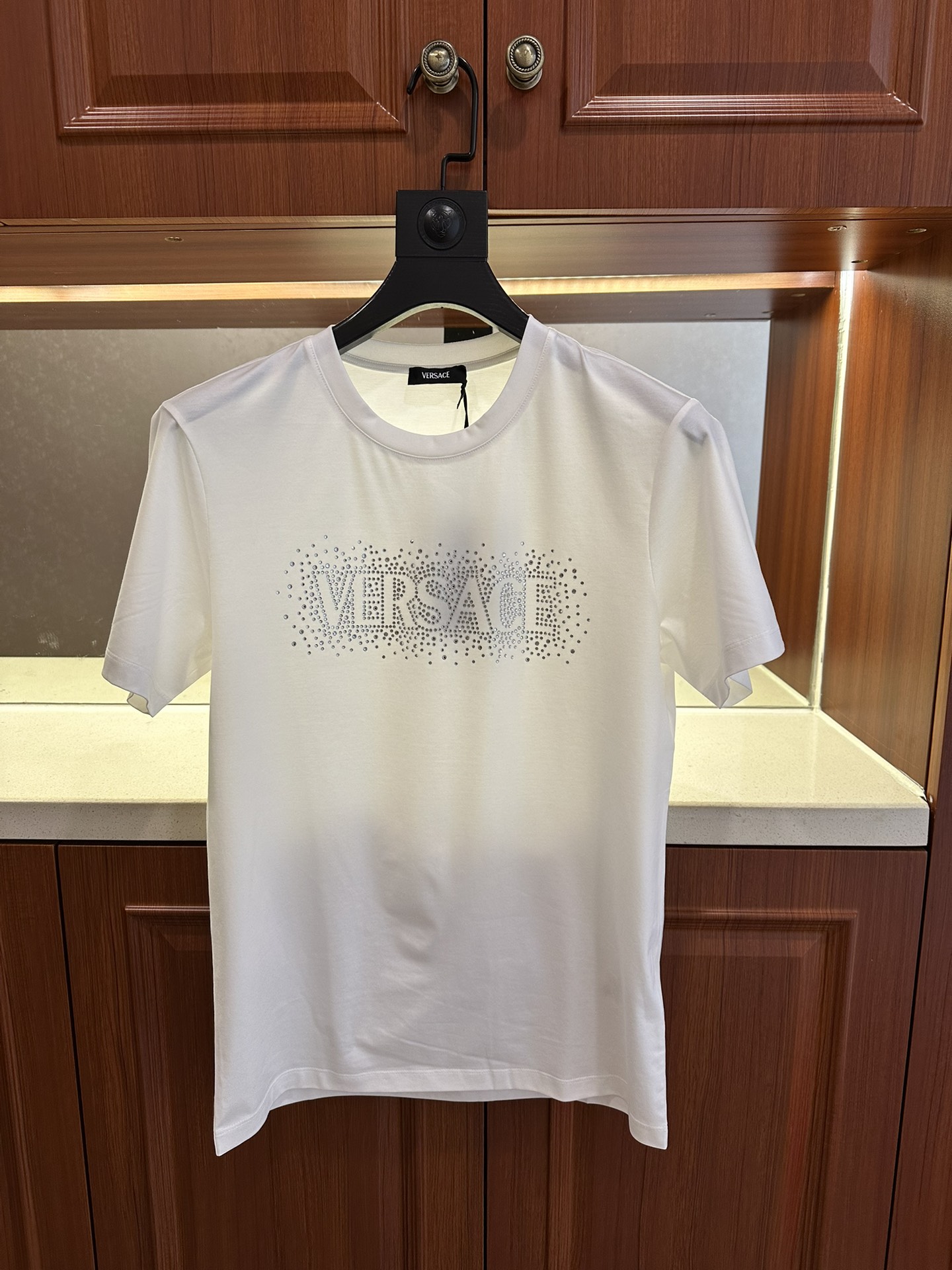 NO:518676,The same style of Fanjia's 2025 spring and summer official website has a new round neck short-sleeved T-shirt. It uses customer-supplied double mercerized fabric, and the chest is equipped with brand letter logo pattern and imported Middle East diamond high-temperature ironing process to highlight the brand luxury. It is consistent with ZP and is not replicated by a small factory. The craftsmanship is exquisite and exquisite, the feel is soft, comfortable and breathable, fashionable and trendy, the details are consistent with ZP, and the three standards are complete, and the must-have items for trendy men. Reverse hand washing, size M~4XL, T-shirt,tees, t-shirt, alexander wang19860909范家2025年春夏官网同款同步上新圆领短袖T恤.采用客供双丝光面料,胸前配以品牌字母logo图案采用进口中东钻高温烫钻工艺构成彰显品牌奢华,与ZP一致不是小厂能复刻的.工艺精湛质量考究,手感柔软舒适透气,时尚潮流,细节与ZP一致,三标齐全,潮男必备单品.反面手洗洗涤,尺码M~4XL,,T-shirt,tees，t-shirt,alexander wang,Men's clothing