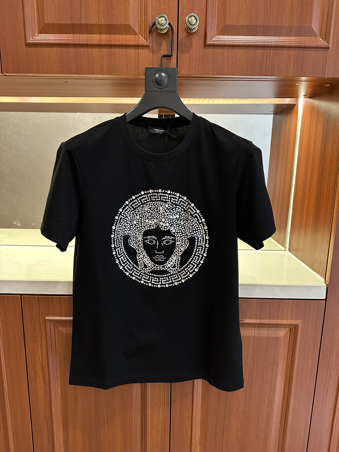 NO:518682,The same style of Fanjia's 2025 spring and summer official website has a new round neck short-sleeved T-shirt. It uses customer-supplied double mercerized fabric, with the chest with the Queen Medusa pattern brand using imported Middle East diamond high-temperature ironing process to highlight the luxury of the brand. It is consistent with ZP and is not replicated by a small factory. The craftsmanship is exquisite and exquisite, the feel is soft, comfortable and breathable, fashionable and trendy, the details are consistent with ZP, and the three standards are complete, and the must-have items for trendy men. Reverse hand washing, size M~4XL,, T-shirt,tees, t-shirt, alexander wang19860909范家2025年春夏官网同款同步上新圆领短袖T恤.采用客供双丝光面料,胸前配以美杜莎女王图案品牌采用进口中东钻高温烫钻工艺构成彰显品牌奢华,与ZP一致不是小厂能复刻的.工艺精湛质量考究,手感柔软舒适透气,时尚潮流,细节与ZP一致,三标齐全,潮男必备单品.反面手洗洗涤,尺码M~4XL,,T-shirt,tees，t-shirt,alexander wang,Men's clothing