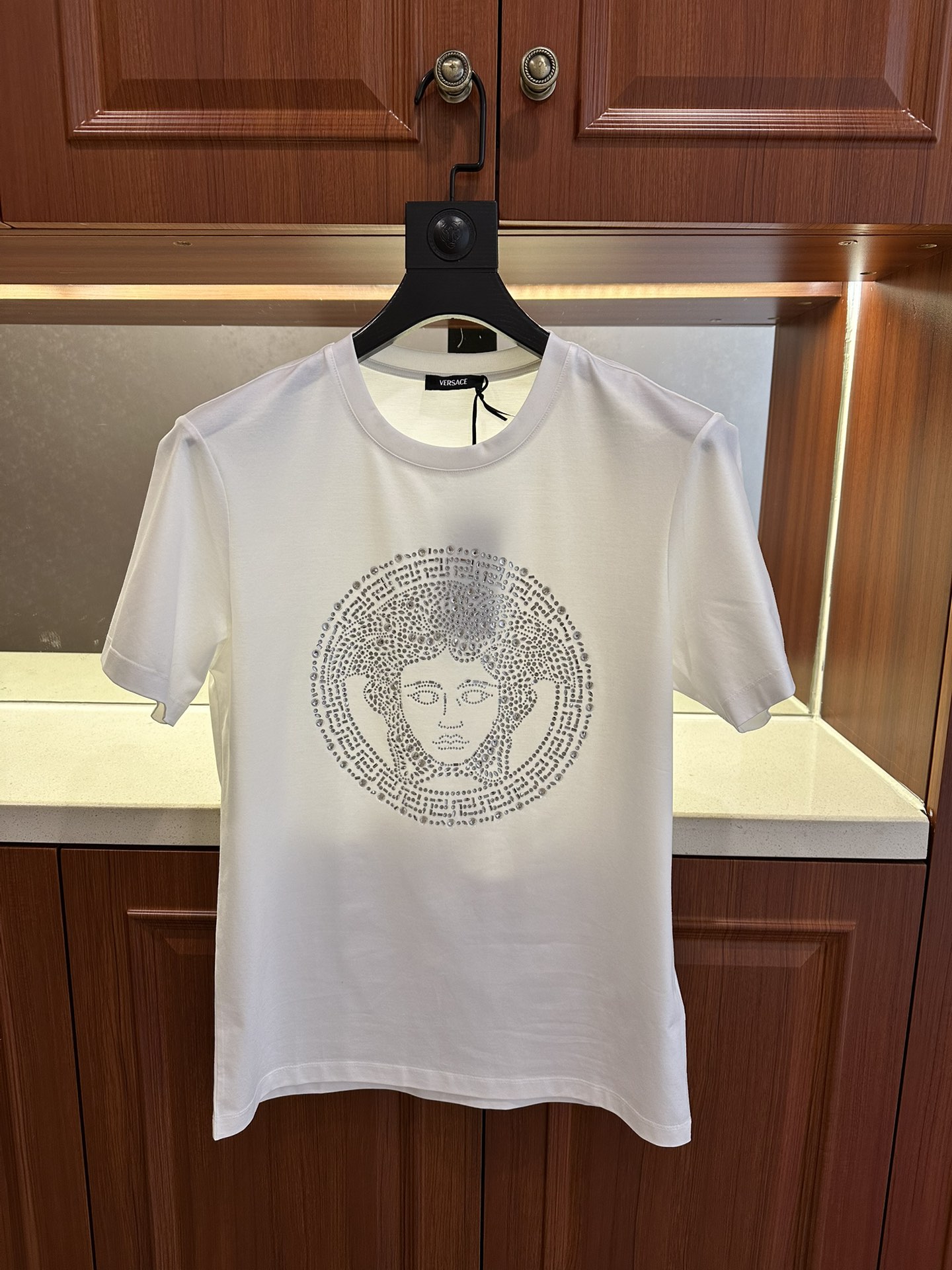 NO:518670,The same style of Fanjia's 2025 spring and summer official website has a new round neck short-sleeved T-shirt. It uses customer-supplied double mercerized fabric, with the chest with the Queen Medusa pattern brand using imported Middle East diamond high-temperature ironing process to highlight the luxury of the brand. It is consistent with ZP and is not replicated by a small factory. The craftsmanship is exquisite and exquisite, the feel is soft, comfortable and breathable, fashionable and trendy, the details are consistent with ZP, and the three standards are complete, and the must-have items for trendy men. Reverse hand washing, size M~4XL,, T-shirt,tees, t-shirt, alexander wang19860909范家2025年春夏官网同款同步上新圆领短袖T恤.采用客供双丝光面料,胸前配以美杜莎女王图案品牌采用进口中东钻高温烫钻工艺构成彰显品牌奢华,与ZP一致不是小厂能复刻的.工艺精湛质量考究,手感柔软舒适透气,时尚潮流,细节与ZP一致,三标齐全,潮男必备单品.反面手洗洗涤,尺码M~4XL,,T-shirt,tees，t-shirt,alexander wang,Men's clothing