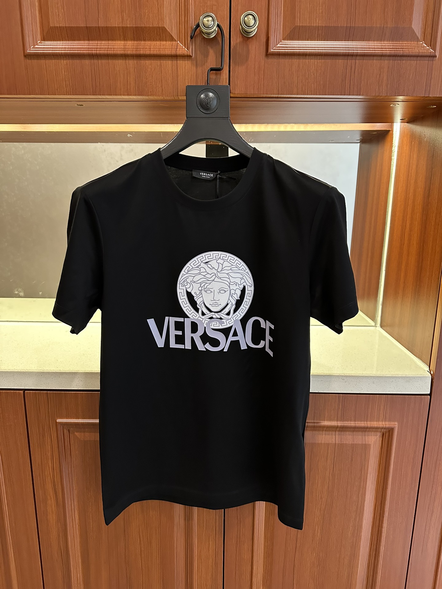 NO:518686,Fanjia 2025 new round neck short-sleeved T-shirt is simultaneously launched. It uses double mercerized fabric for customer supply, skin-friendly, comfortable and breathable. The chest is equipped with the brand Queen Medusa and the brand letter logo pattern, which uses 3D digital printing technology to highlight the brand characteristics. It is consistent with ZP and is not replicated by a small factory. The craftsmanship is exquisite and exquisite, the feel is soft, comfortable and breathable, fashion trend, the details are consistent with ZP, the three standards are complete, the must-have for men, those who know the goods come, the reverse hand washing, size M~4XL white, black,,, T-shirt,tees, t-shirt, alexander wang19860909范家 2025新款同步上新圆领短袖T恤.采用客供双丝光面料,亲肤舒适透气,胸前配以品牌美杜莎女王配以品牌字母logo图案采用3D数码印花工艺构成,彰显品牌特征,与ZP一致不是小厂能复刻的.工艺精湛质量考究,手感柔软舒适透气,时尚潮流,细节与ZP一致,三标齐全,潮男必备单品,懂货的来,反面手洗洗涤,尺码M~4XL白色,黑色,,,T-shirt,tees，t-shirt,alexander wang,Men's clothing