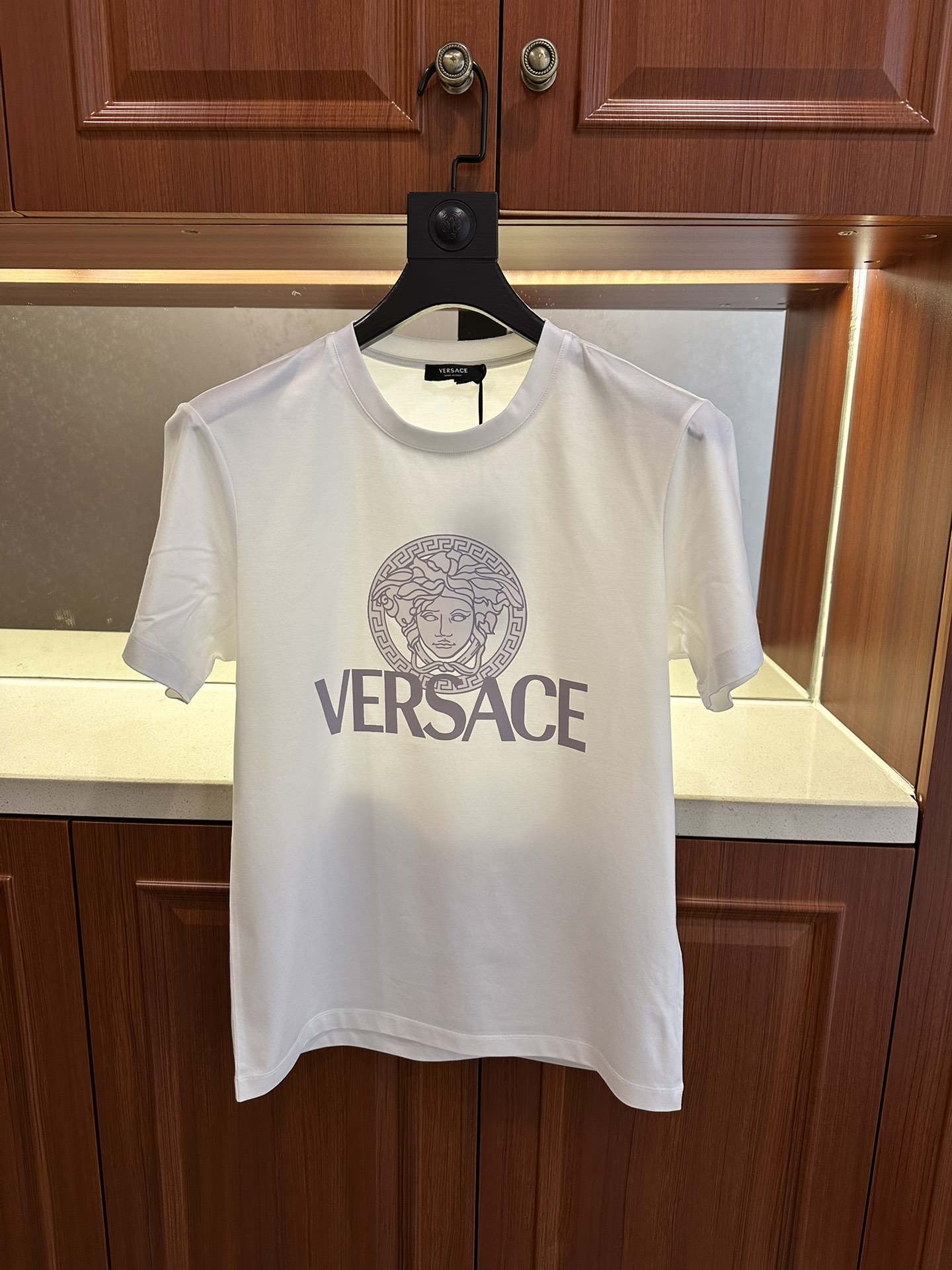 NO:518684,Fanjia 2025 new round neck short-sleeved T-shirt is simultaneously launched. It uses double mercerized fabric for customer supply, skin-friendly, comfortable and breathable. The chest is equipped with the brand Queen Medusa and the brand letter logo pattern, which uses 3D digital printing technology to highlight the brand characteristics. It is consistent with ZP and is not replicated by a small factory. The craftsmanship is exquisite and exquisite, the feel is soft, comfortable and breathable, fashion trend, the details are consistent with ZP, the three standards are complete, the must-have for men, those who know the goods come, the reverse hand washing, size M~4XL white, black,,, T-shirt,tees, t-shirt,alexander wang19860909范家 2025新款同步上新圆领短袖T恤.采用客供双丝光面料,亲肤舒适透气,胸前配以品牌美杜莎女王配以品牌字母logo图案采用3D数码印花工艺构成,彰显品牌特征,与ZP一致不是小厂能复刻的.工艺精湛质量考究,手感柔软舒适透气,时尚潮流,细节与ZP一致,三标齐全,潮男必备单品,懂货的来,反面手洗洗涤,尺码M~4XL 白色,黑色,,,T-shirt,tees，t-shirt,alexander wang,Men's clothing