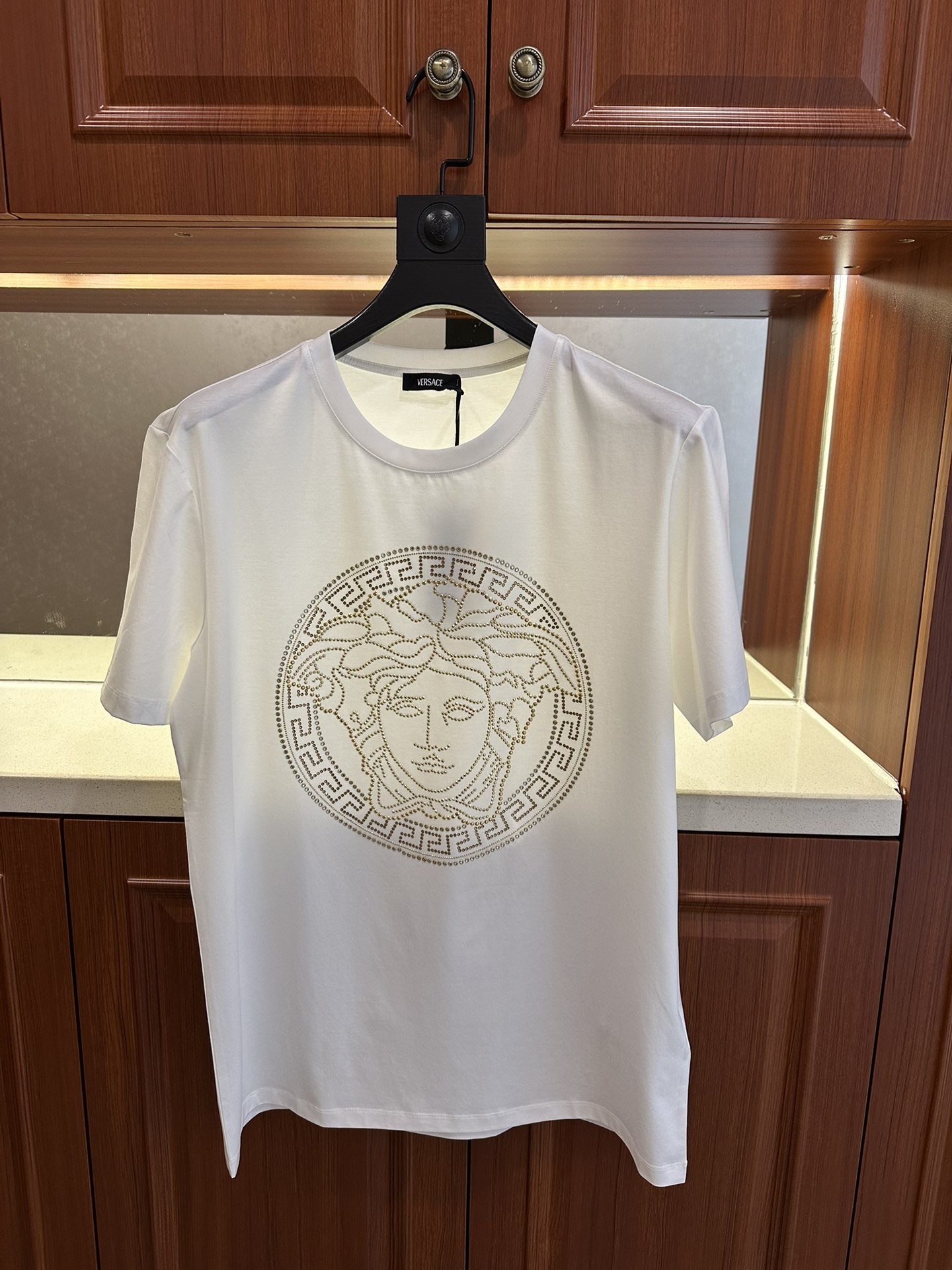 NO:471682,The same style of Fanjia's 2025 spring and summer official website has a new round neck short-sleeved T-shirt. It uses customer-supplied double mercerized fabric. The avatar pattern on the chest uses imported Middle Eastern diamonds and beads to high-temperature ironing diamonds to highlight the luxury of the brand. It is consistent with ZP and is not replicated by a small factory. The craftsmanship is exquisite and exquisite, the feel is soft, comfortable and breathable, fashionable and trendy, the details are consistent with ZP, and the three standards are complete, and the must-have items for trendy men. The reverse hand washing, size M~4XL, white, black, T-shirt,tees, t-shirt, alexander wang19860909范家2025年春夏官网同款同步上新圆领短袖T恤.采用客供双丝光面料,胸前美杜莎女王头像图案采用进口中东钻、钉珠高温烫钻工艺构成彰显品牌奢华,与ZP一致不是小厂能复刻的.工艺精湛质量考究,手感柔软舒适透气,时尚潮流,细节与ZP一致,三标齐全,潮男必备单品.反面手洗洗涤,尺码M~4XL,白色,黑色,,T-shirt,tees，t-shirt,alexander wang,Men's clothing