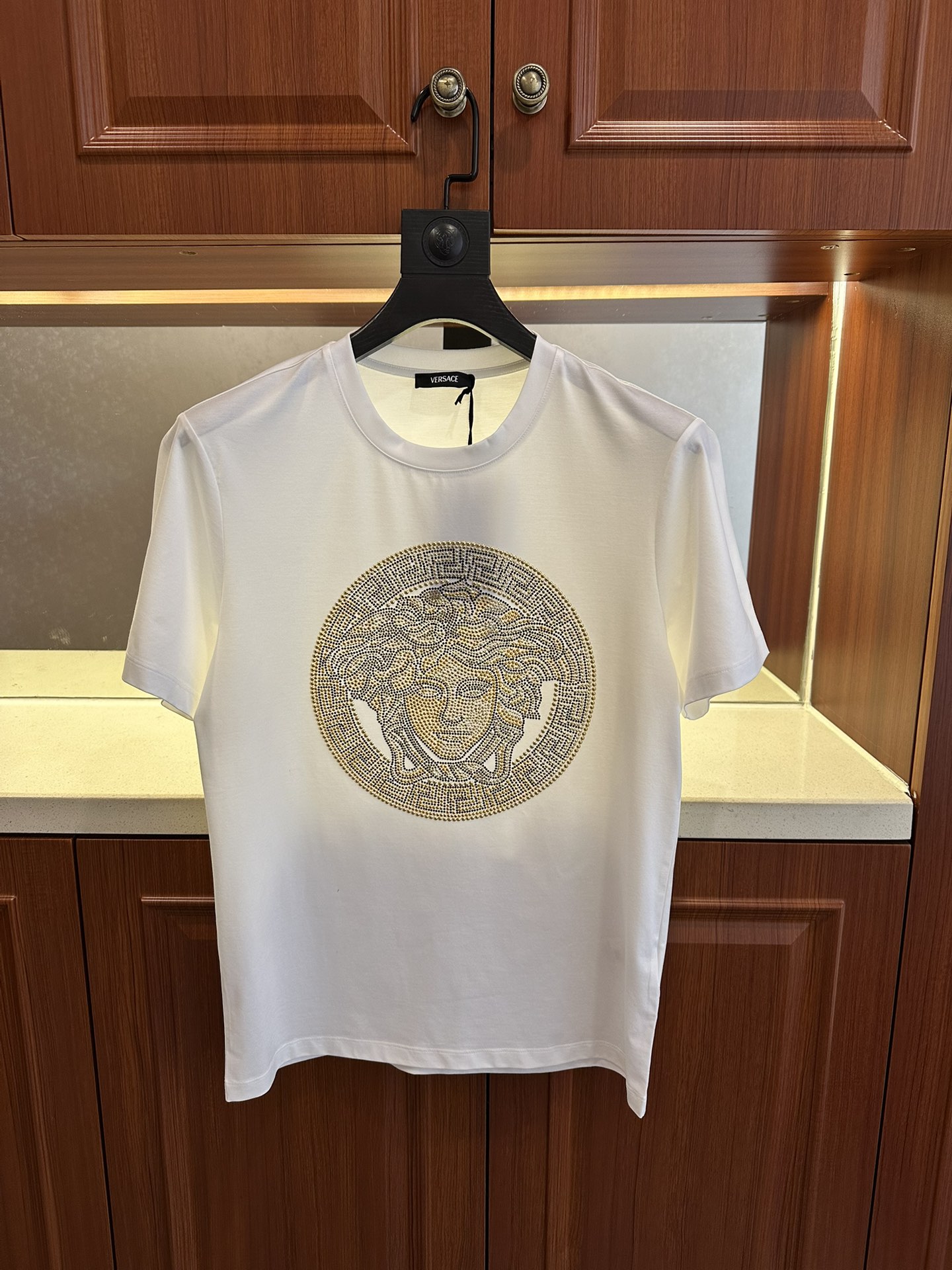 NO:471674,The same style of Fanjia's 2025 spring and summer official website has a new round neck short-sleeved T-shirt. It uses double mercerized fabric for customer supply. The Queen Medusa pattern on the chest is made of 18k nail beads and imported Middle East diamond high-temperature ironing process to highlight the luxury of the brand. It is consistent with ZP and is not replicated by a small factory. The craftsmanship is exquisite and exquisite, the feel is soft, comfortable and breathable, fashionable and trendy, the details are consistent with ZP, and the three standards are complete, and the must-have items for trendy men. The reverse hand washing, size M~4XL, T-shirt,tees, t-shirt, alexander wang19860909范家2025年春夏官网同款同步上新圆领短袖T恤.采用客供双丝光面料,胸前美杜莎女王图案采用18k钉珠配以进口中东钻高温烫钻工艺构成彰显品牌奢华,与ZP一致不是小厂能复刻的.工艺精湛质量考究,手感柔软舒适透气,时尚潮流,细节与ZP一致,三标齐全,潮男必备单品.反面手洗洗涤,尺码M~4XL,,T-shirt,tees，t-shirt,alexander wang,Men's clothing