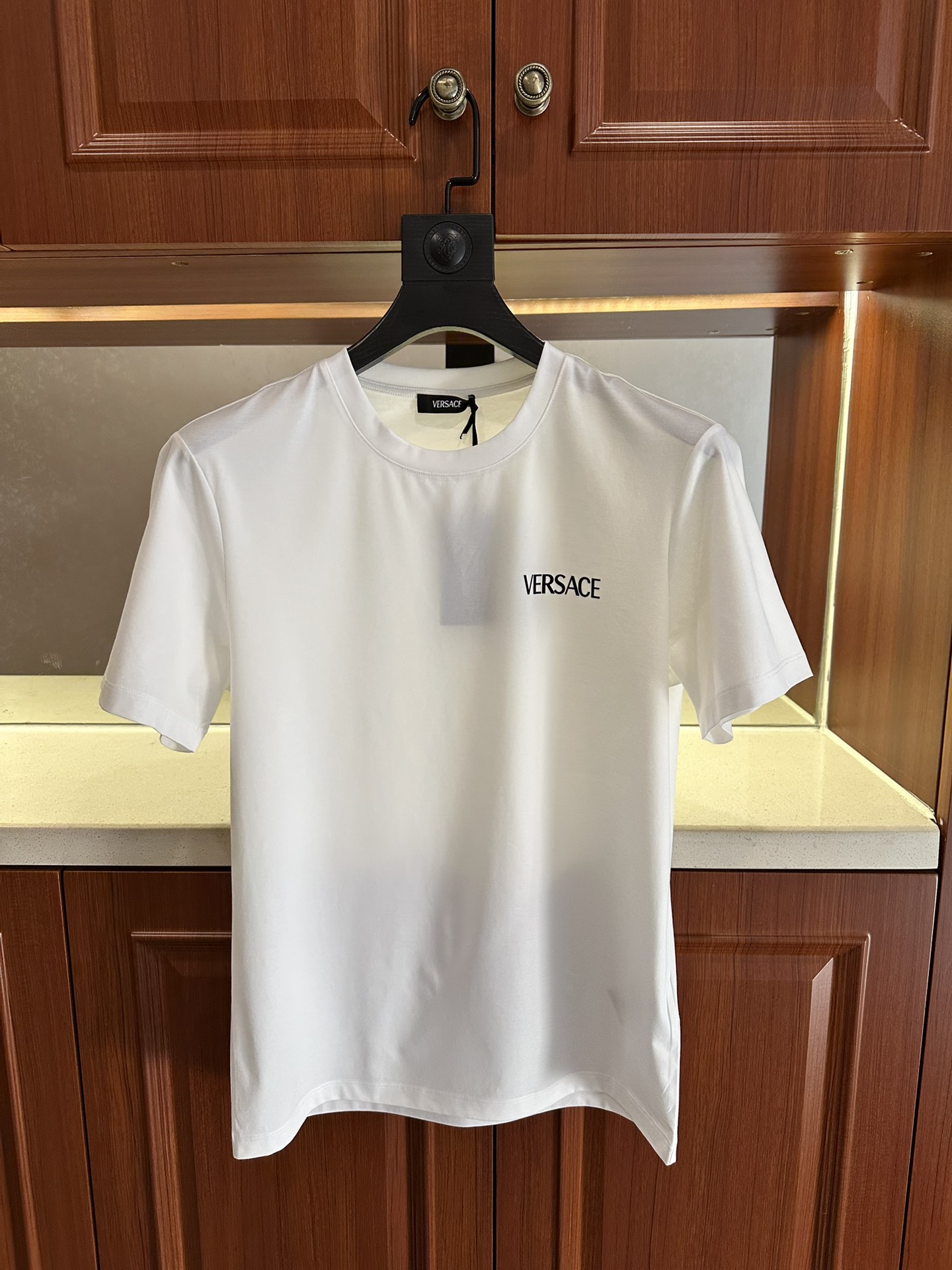 NO:471678,The same style of Fanjia's 2025 spring and summer official website has a new round neck short-sleeved T-shirt. It uses customer-supplied double mercerized fabric, and the chest is equipped with brand letter logo logo, using imported glue strips 3D digital high-temperature hot stamping technology to highlight the luxury of the brand. It is consistent with ZP and is not replicated by a small factory. The craftsmanship is exquisite and exquisite, the feel is soft, comfortable and breathable, fashionable and trendy, the details are consistent with ZP, the three standards are complete, and the must-have items for trendy men. The reverse hand washing, size M~4XL, white, black, T-shirt,tees, t-shirt, alexander wang19860909范家2025年春夏官网同款同步上新圆领短袖T恤.采用客供双丝光面料,胸前配以品牌字母logo标志采用进口胶条3D数码高温烫印工艺构成彰显品牌奢华,与ZP一致不是小厂能复刻的.工艺精湛质量考究,手感柔软舒适透气,时尚潮流,细节与ZP一致,三标齐全,潮男必备单品.反面手洗洗涤,尺码M~4XL,白色,黑色,,T-shirt,tees，t-shirt,alexander wang,Men's clothing