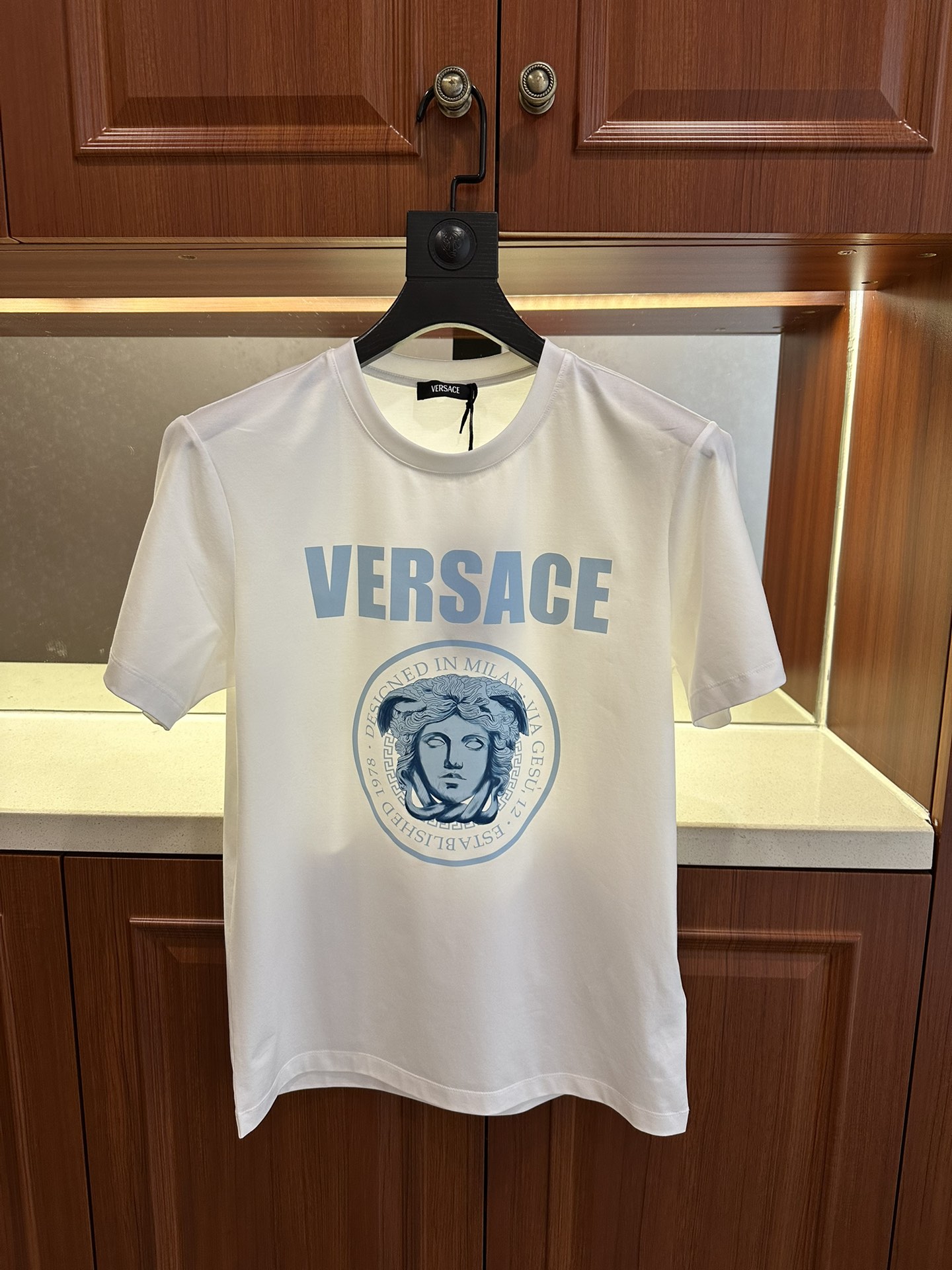 NO:471654,The same style of Fanjia's 2025 spring and summer official website simultaneously launched a new round neck short-sleeved T-shirt. It uses customer-supplied double mercerized fabric. The Queen Medusa avatar pattern on the chest is paired with brand letter logo pattern and uses 3D digital printing technology to highlight the brand characteristics. It is consistent with ZP and is not replicated by a small factory. The craftsmanship is exquisite and exquisite, the feel is soft, comfortable and breathable, fashionable and trendy, the details are consistent with ZP, the three standards are complete, and the must-have items for trendy men. The reverse hand washing, sizes M~4XL, T-shirt,tees, t-shirt, alexander wang19860909范家2025年春夏官网同款同步上新圆领短袖T恤.采用客供双丝光面料,胸前美杜莎女王头像图案配以品牌字母logo图案采用3D数码印花工艺构成彰显品牌特征,与ZP一致不是小厂能复刻的.工艺精湛质量考究,手感柔软舒适透气,时尚潮流,细节与ZP一致,三标齐全,潮男必备单品.反面手洗洗涤,尺码M~4XL,,T-shirt,tees，t-shirt,alexander wang,Men's clothing