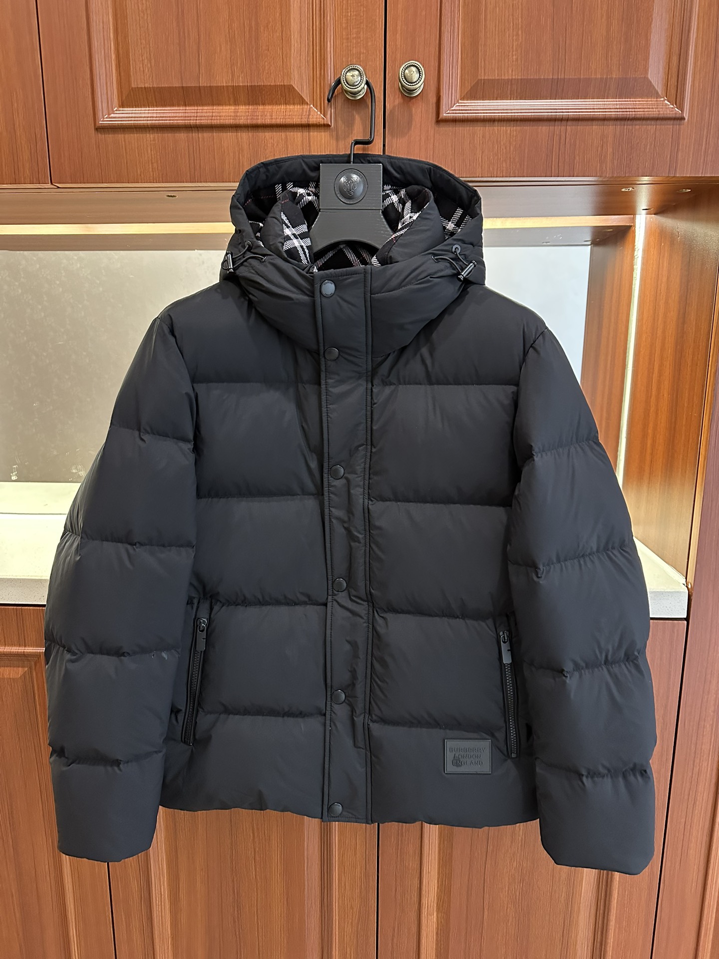 NO:629150,Mainly recommend down  BBR's 2025 autumn and winter official website's latest stand-up hooded down jacket has a hooded design that is windproof and warmer. It is made of customer-supplied lightweight windproof and waterproof polyester fiber fabric, polyester fiber lining inside, classic Scottish plaid wool fabric on the collar, and the brand logo leather label on the hem to highlight the brand's luxury.  High placket, stand-up collar, button-down, built-in zipper design, thick velvet lining, national standard 90 white goose down and 10 wool pieces, the upper body is light and warm, complete with three standards, original hardware accessories. The velvet filling is very thick and warm, no velvet and no odor, a must for high-end people. Size M~3Xl, 2 colors.,,jackets  & coats,down jacket,ties,hats,alexander wang19860909主推羽绒 BBR2025年秋冬官网最新款立领带帽羽绒外套,连帽设计防风更暖和.采用客供轻克防风防水聚酯纤维面料,内里聚酯纤维内衬,领部经典苏格兰格纹羊毛面料,下摆处配以品牌Logo皮标标志彰显品牌奢华,高门襟立领排扣按扣内置拉链设计,内里充绒厚实,国标90白鹅绒10毛片,上身轻巧保暖,三标齐全,原厂五金辅料.充绒非常厚实保暖不钻绒无异味,高端人士必备.尺码M~3Xl,2色入.,,jackets & coats,down jacket,ties,hats,alexander wang,Men's clothing