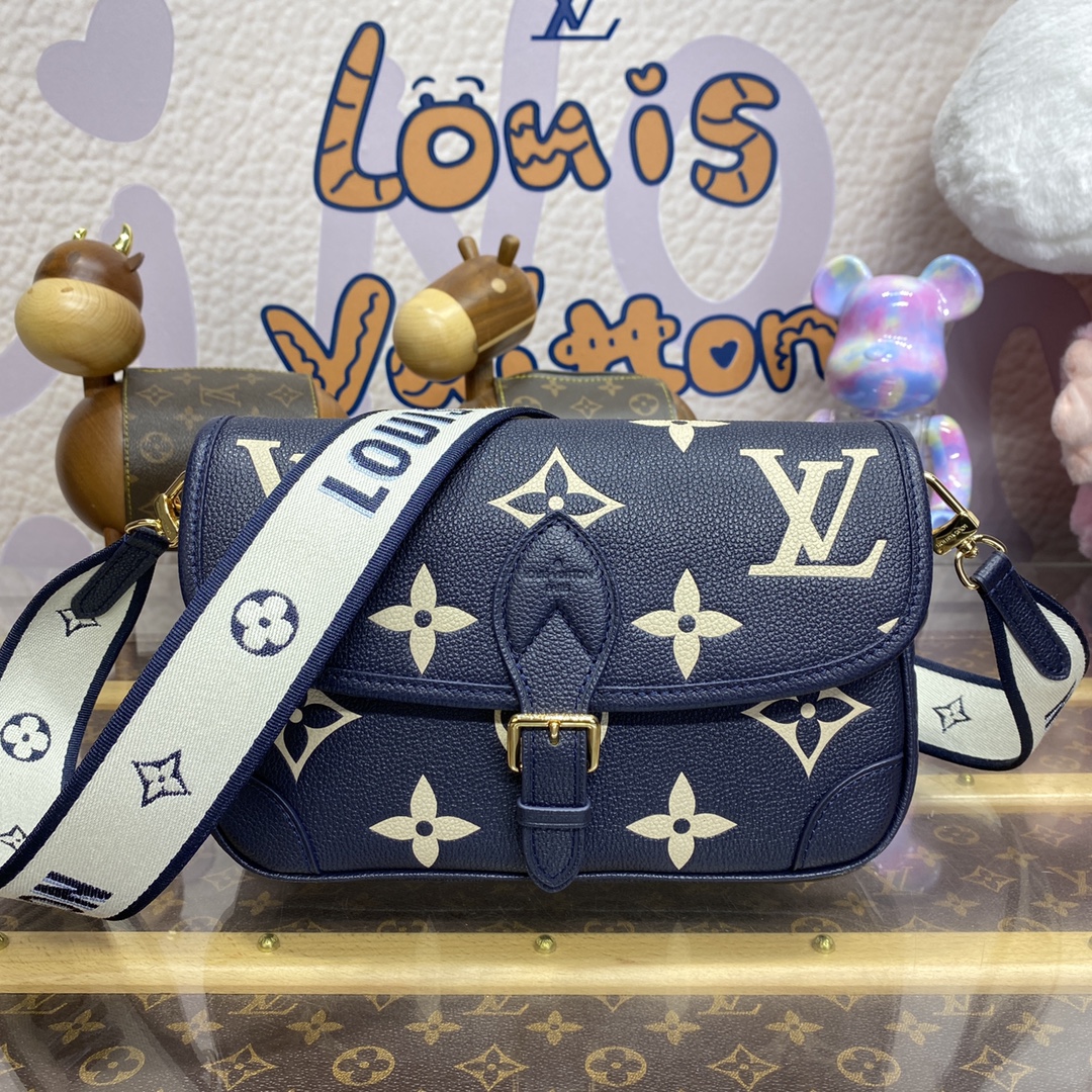 M46386 Le cuir noir M46388 Cuir blanc M46846 Blue clair M46583 Écran de soie gris M47161 Écran de soie bleu royal Imprimée à la main Diane est en cuir embossé monogramme Louis Vuitton Empreinte, et sur l’épaule en cuir amovitable, et sur l’épaule en cuir amovitable, étincelle d’épauvure amoviable à l’amovitable, large épaule en cuir amoviable pour l’amovivable et sur l’épondeur en cuir amovitable large STRAP Ajoutez une option à bandoulière à l’extérieur, qui est flexible et élégante ou dynamique. Taille: 23 * 16 * 8,5 cm