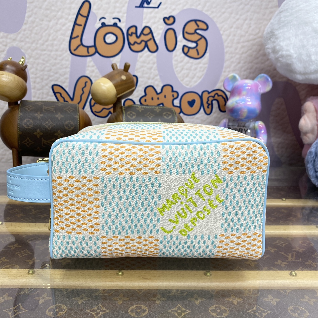 N40747 bleu clair bleu foncé ce casier Dopp Kit Washbas est fait de toile de patrimoine damier créé par Pharrell Williams, faisant déguster les plaids emblématiques de dégringage. La conception exquise correspond au rythme urbain, avec des poignées réglables et des doublures lavables ajoutant des éléments fonctionnels. Taille: 23 * 13 * 12cm