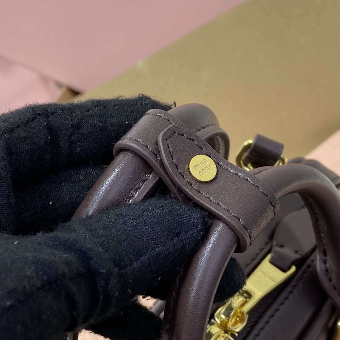 这款Arcadie皮革迷你手袋传递出将对当前现实的反思转化为独特版型的时尚理念。轻软包设计让手袋看起来更为饱满，尽显大都会风格。与金属配件同色调的字母徽标，跨越了功能与装饰之间的界限，赋予这款手提包独特美感和经典气息。
新号：5BP088
尺寸：19*5*10cm
