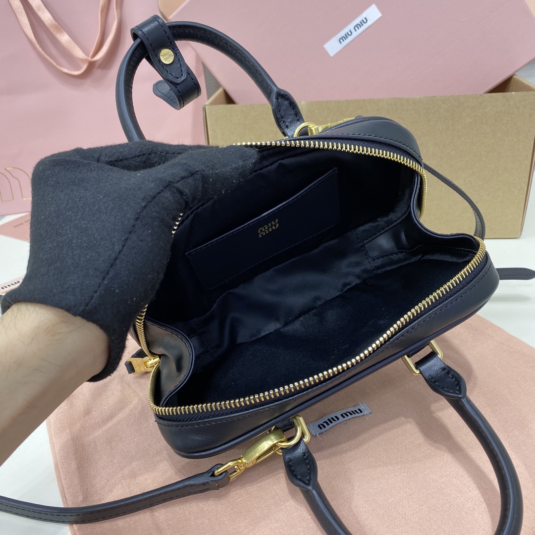 这款Arcadie皮革迷你手袋传递出将对当前现实的反思转化为独特版型的时尚理念。轻软包设计让手袋看起来更为饱满,尽显大都会风格。与金属配件同色调的字母徽标,跨越了功能与装饰之间的界限,赋予这款手提包独特美感和经典气息。
新号:5BP88
尺寸:19*5*10cm