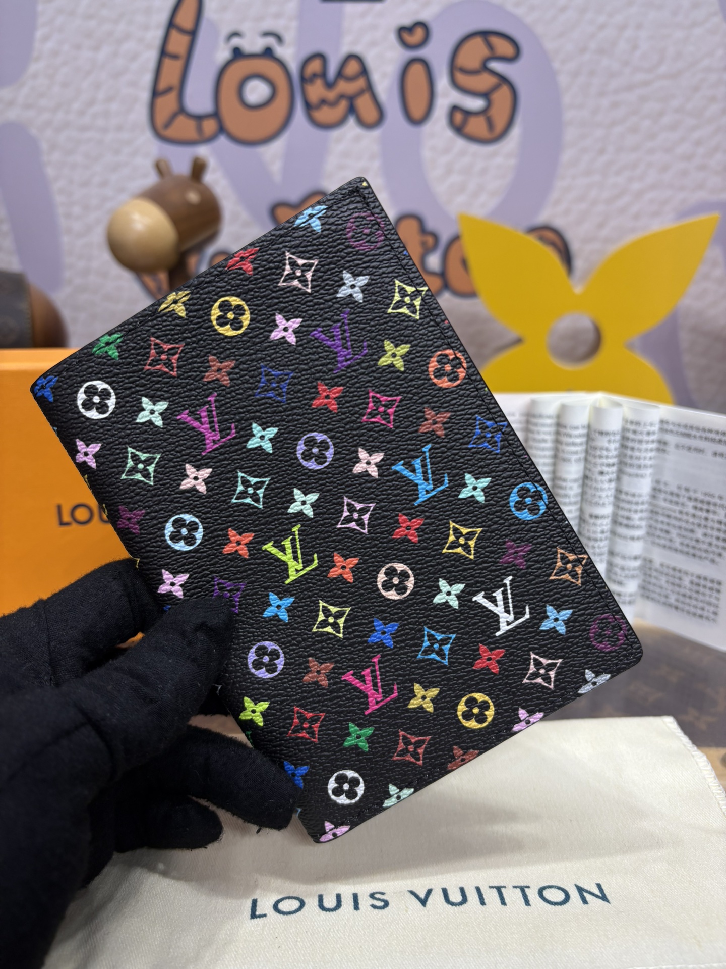 [Louis Vuitton Wallets] This passport holder is lined with coated canvas and