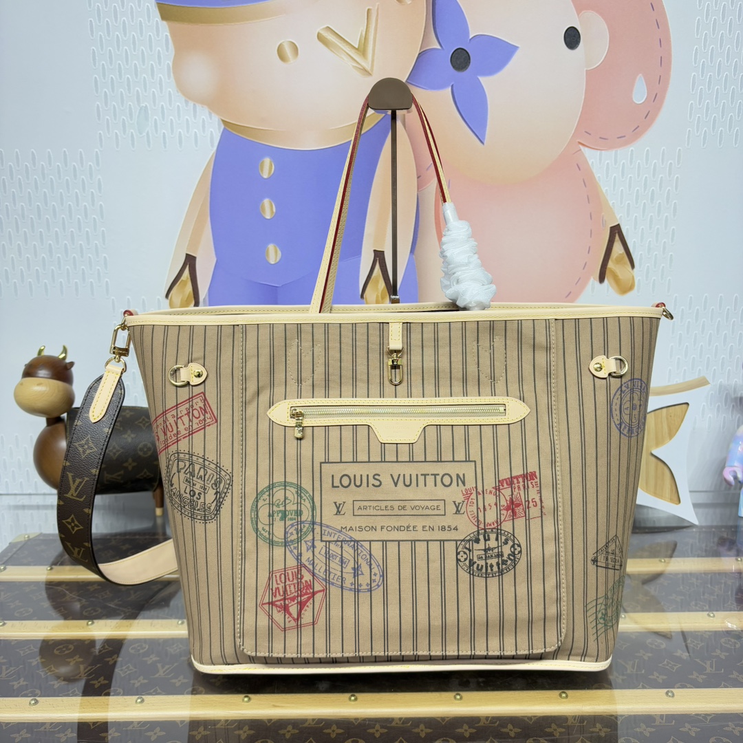 M老花   Neverfull Bandoulière Inside Out GM 大号手袋以 Monogram 帆布和缤纷压花织物演绎双面设计，再令考究包身映现金属件的细腻莹泽，为经典构型注入新季意趣。巧用侧面钩扣和可拆卸肩带，可轻松化身 Hobo 手袋或斜挎包。尺寸：cm。