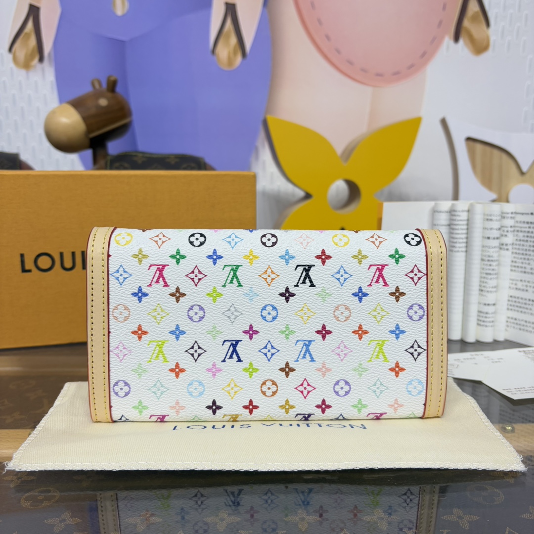 [Louis Vuitton Wallets]This Sarah wallet pays tribute to the brand