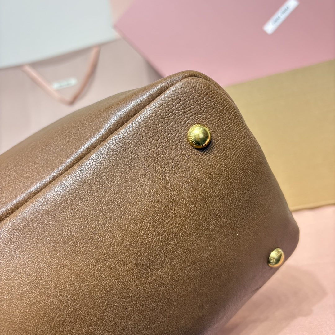 【特级五金原厂皮】Adventure Nappa羊皮革手提包～

尺寸:W39×H24×D13cm
編號:5BG310
MM组合图