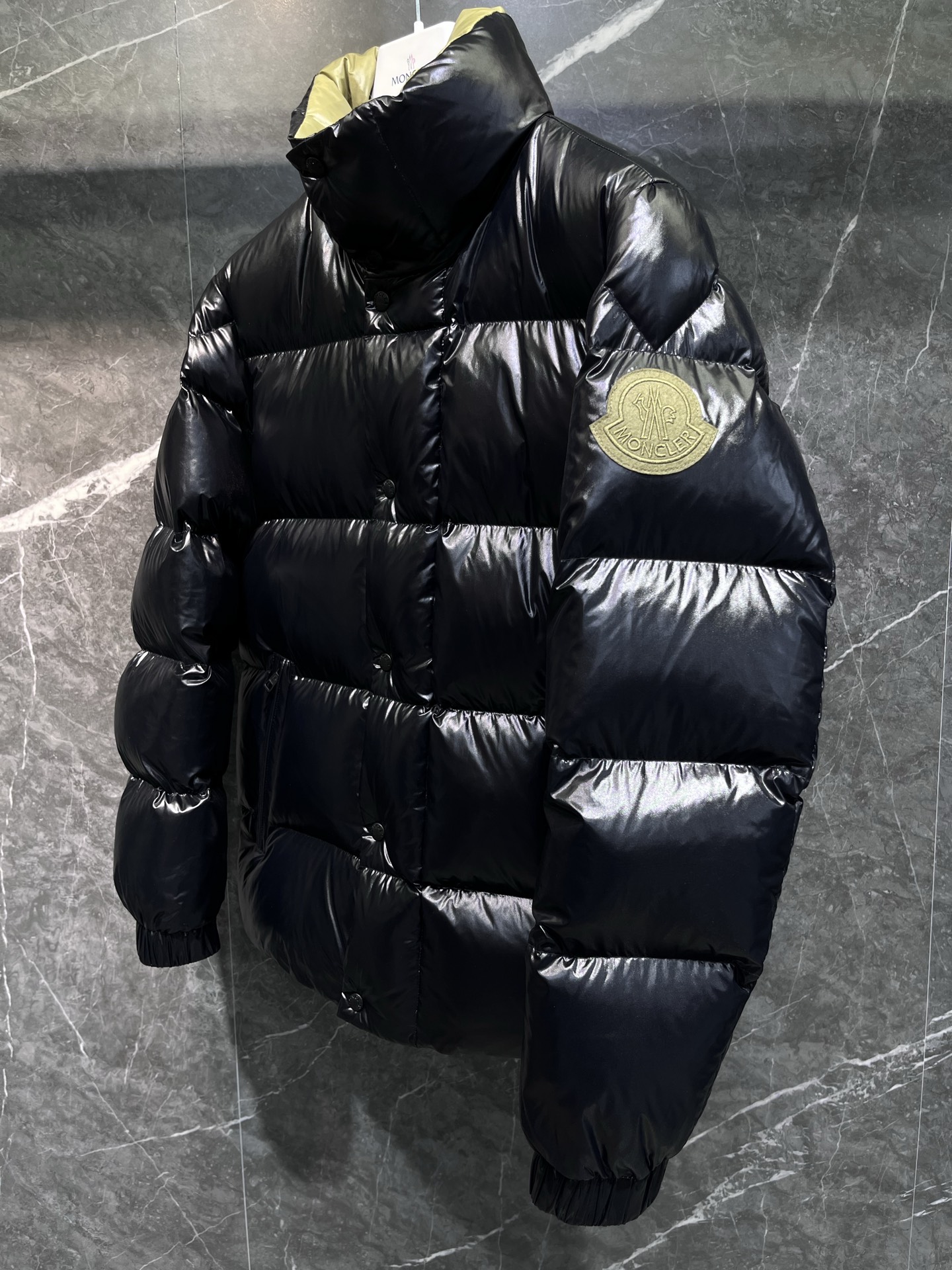Пуховик Moncler