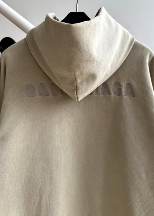Sudadera Balenciaga con Bordado Trasero y Efecto Lavado en Tono Grisáceo 1 Sudadera Balenciaga con Bordado Trasero y Efecto Lavado en Tono Grisáceo