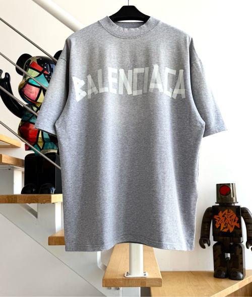 Balenciaga تيشيرت رمادي فاتح مغسول بتصميم مُمزق و مُعالج بالشمس 1 Balenciaga تيشيرت رمادي فاتح مغسول بتصميم مُمزق و مُعالج بالشمس