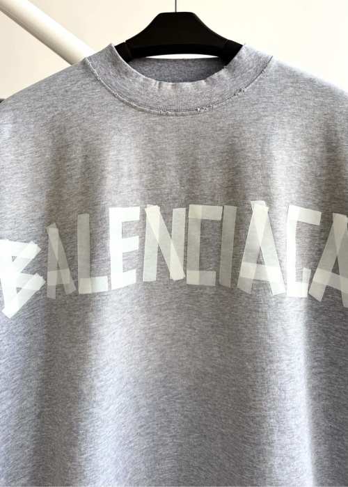 Balenciaga T-shirt Gris Délavé avec Logo Ruban Adhésif - Collection 2024 1 Balenciaga T-shirt Gris Délavé avec Logo Ruban Adhésif - Collection 2024