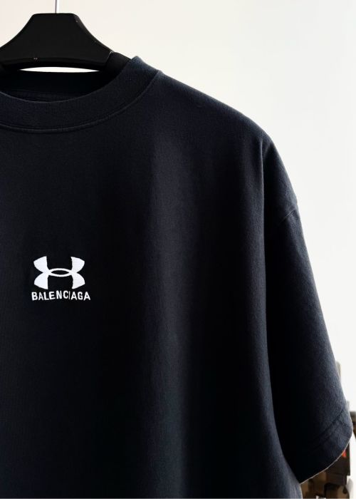 Balenciaga x Under Armour Zwart T-shirt - Exclusieve Samenwerking 2024 1 Balenciaga x Under Armour Zwart T-shirt - Exclusieve Samenwerking 2024