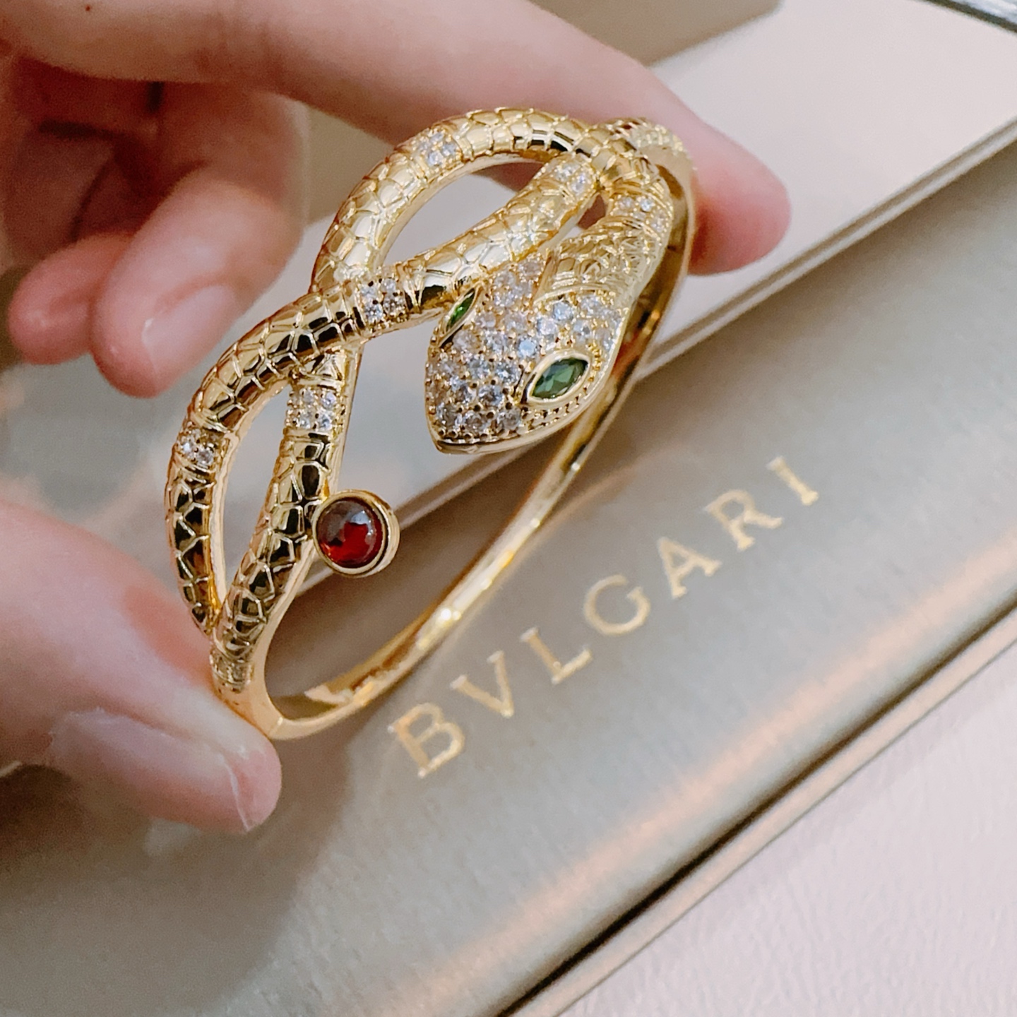 NO:110344,Bulgari bracelet bracelet made of V gold. BVLGARI DIVAS' DREAM series is perfect in appearance and invincible in detail. The unique color is completely impeccable, and is decorated with a classic ring shape design. It is simple but elegant and eye-catching. The pure handmade combination of V gold makes the complexion look more elegant and attractive. The same style as men and women. Bulgari bracelet, jewelry boutique, bottega veneta, bvlgari, bvlgari, bracelet, bracelet19860909宝格丽手链手镯V金材质.BVLGARI宝格丽 DIVAS‘ DREAM 系列 品相完美,细节无敌,那种独特的色泽完全无可挑剔,再缀以经典指环外形设计,简约之余却又优雅夺目,V金纯手工的组合更显气色,上手雅致动人.男女同款 宝格丽手链,饰品精品,bottega veneta,bvlgari,bvlgari,bracelet,bracelet,Jewelry