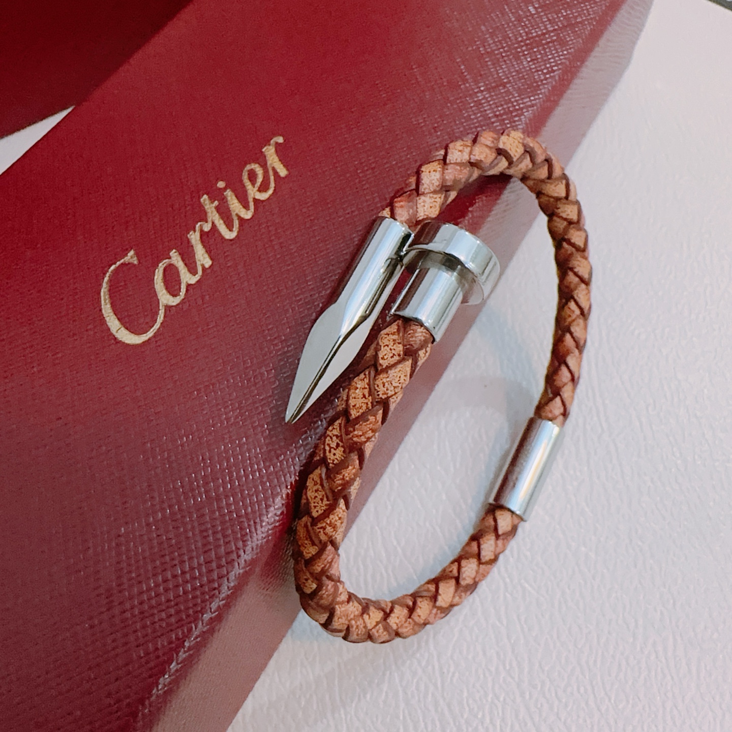 NO:110347,Cartier bracelet V gold leather material series, perfect appearance, invincible details, the unique color is completely impeccable, and is decorated with a classic ring shape design, simple but elegant and eye-catching, the pure handmade combination of V gold makes the complexion look more elegant and attractive. The same style as men and women Cartier bracelet, jewelry boutique, cartier, bracelet, cowhide19860909卡地亚手链V金牛皮材质系列 品相完美,细节无敌,那种独特的色泽完全无可挑剔,再缀以经典指环外形设计,简约之余却又优雅夺目,V金纯手工的组合更显气色,上手雅致动人.男女同款 卡地亚手链,饰品精品,cartier,bracelet,cowhide,Jewelry