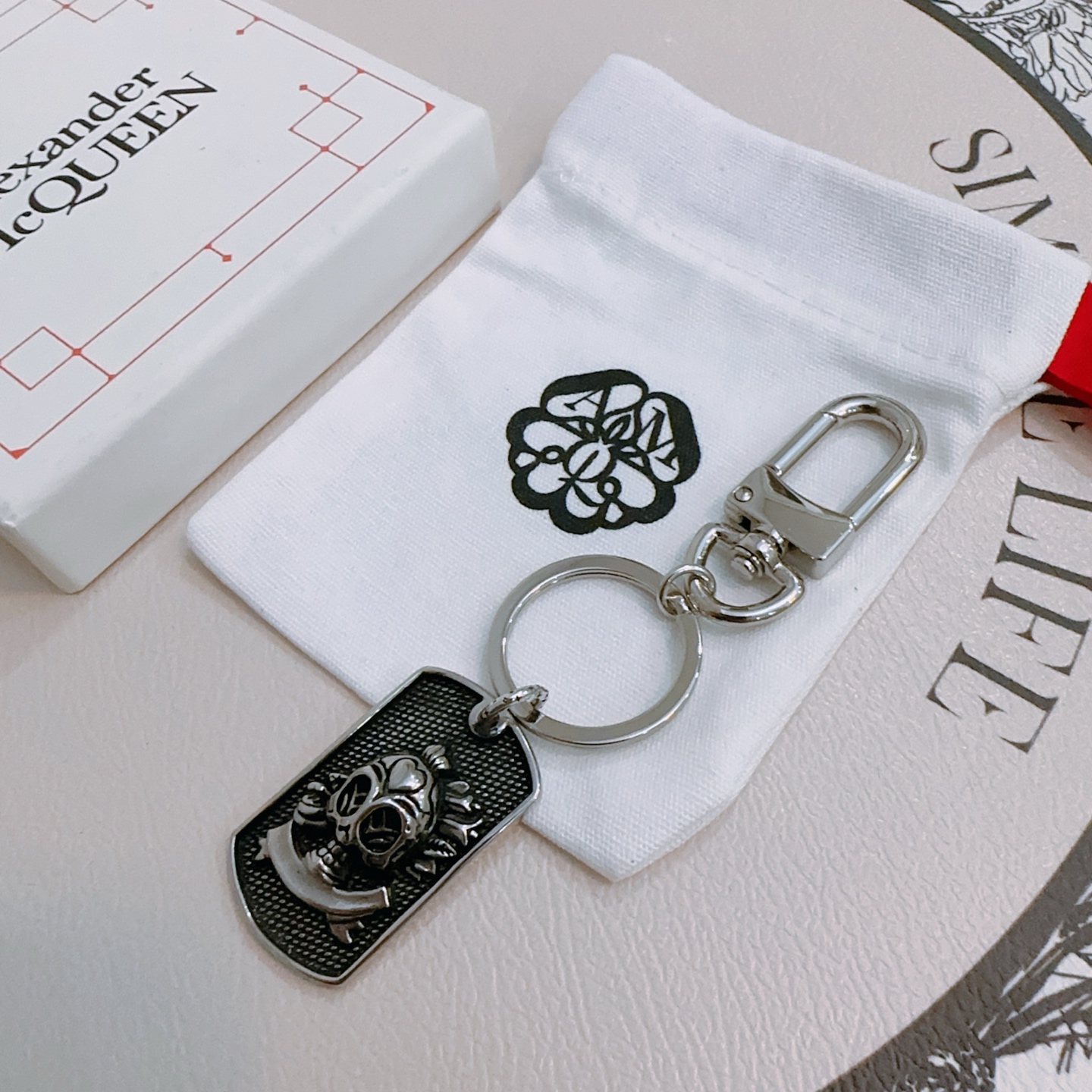 NO:110352,Original new Alexander McQueen Alexander McQueen Keychain Bag buckle Accessories Consistent original customization The rebellious and exaggerated punk in the bones, but I yearn for beautiful anxiety, another interpretation of beauty Hot products shipped, unique design avant-garde, retro and old design, jewelry boutique, alexander mcqueen, keychain19860909原单货新款Alexander McQueen 亚历山大 麦昆 钥匙扣 包包扣 配饰 专柜一致原版定制 骨子里那种叛逆浮夸朋克可内心又向往着美好的焦虑,对美的另一种诠释 火爆款出货 设计独特 前卫 复古做旧设计,饰品精品,alexander mcqueen,keychain,Jewelry